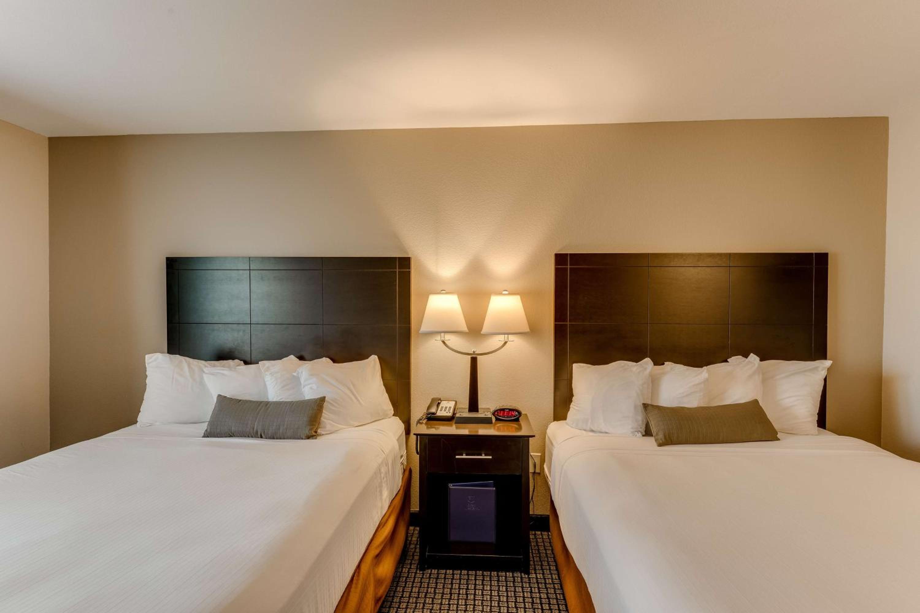 Queen Room with Two Queen Beds - Photo 5