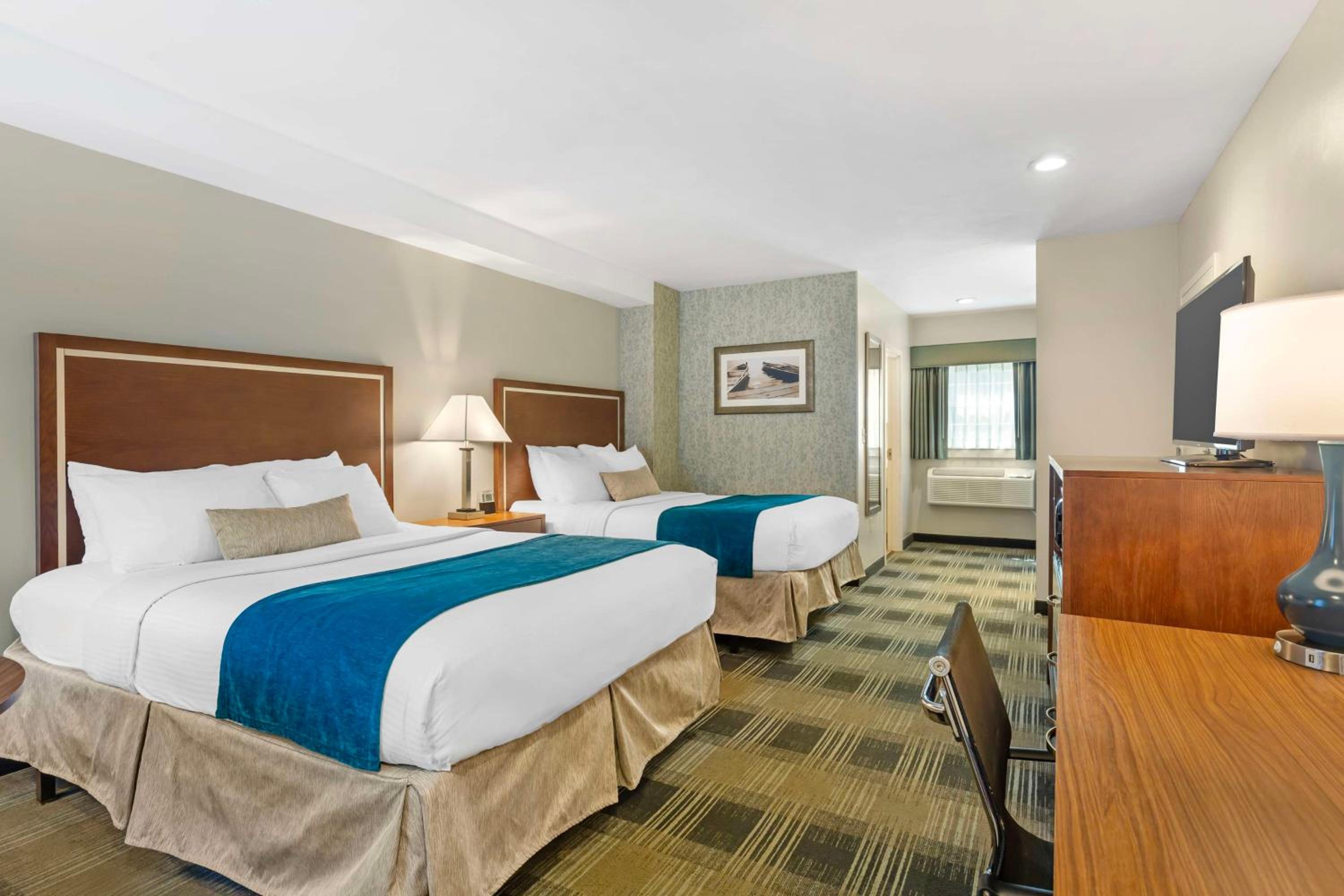 Queen Room with Two Queen Beds - Non-Smoking - Photo 1