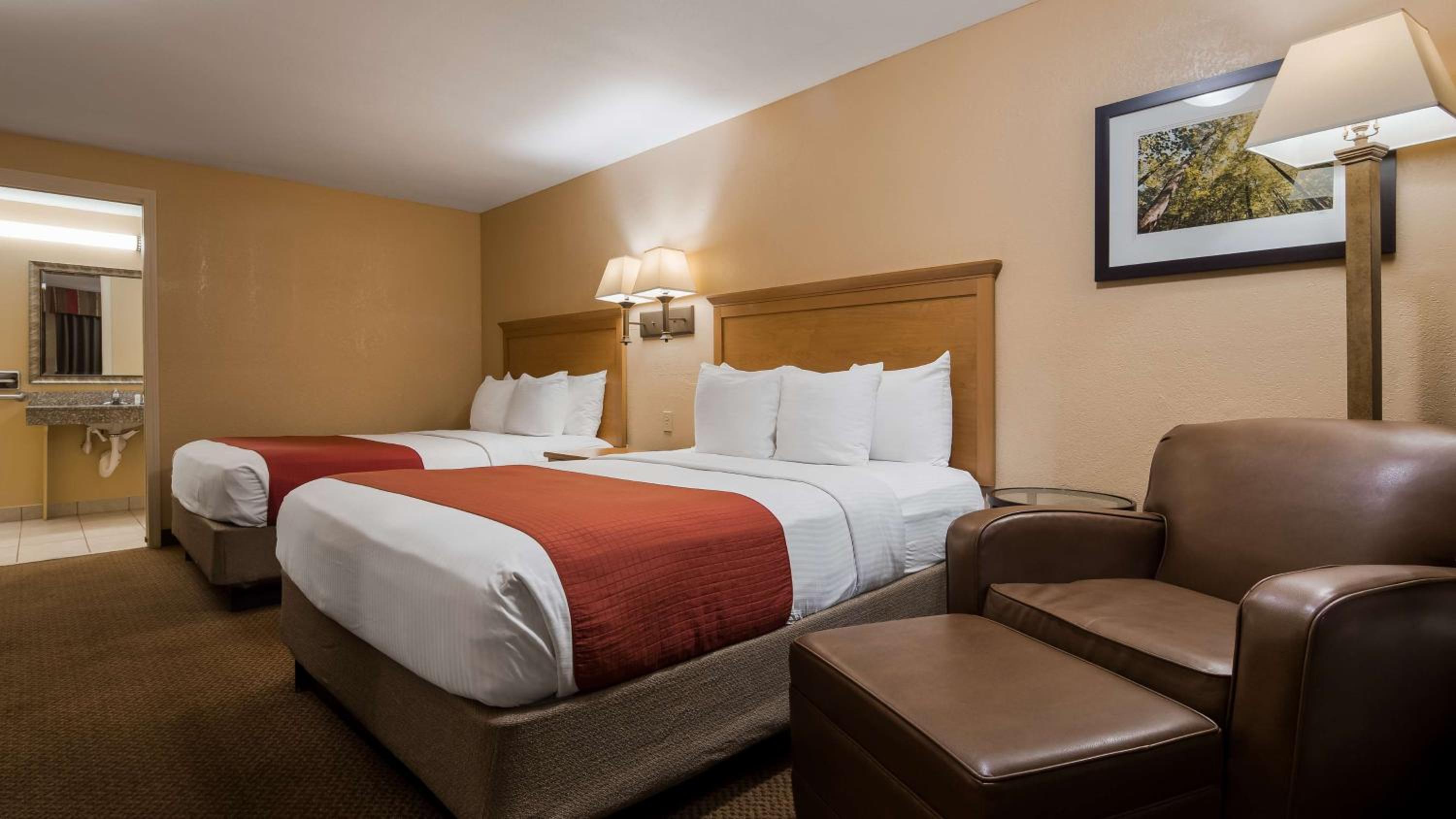 Queen Room with Two Queen Beds and Bath Tub - Disability Access/Non-Smoking  - Photo 3