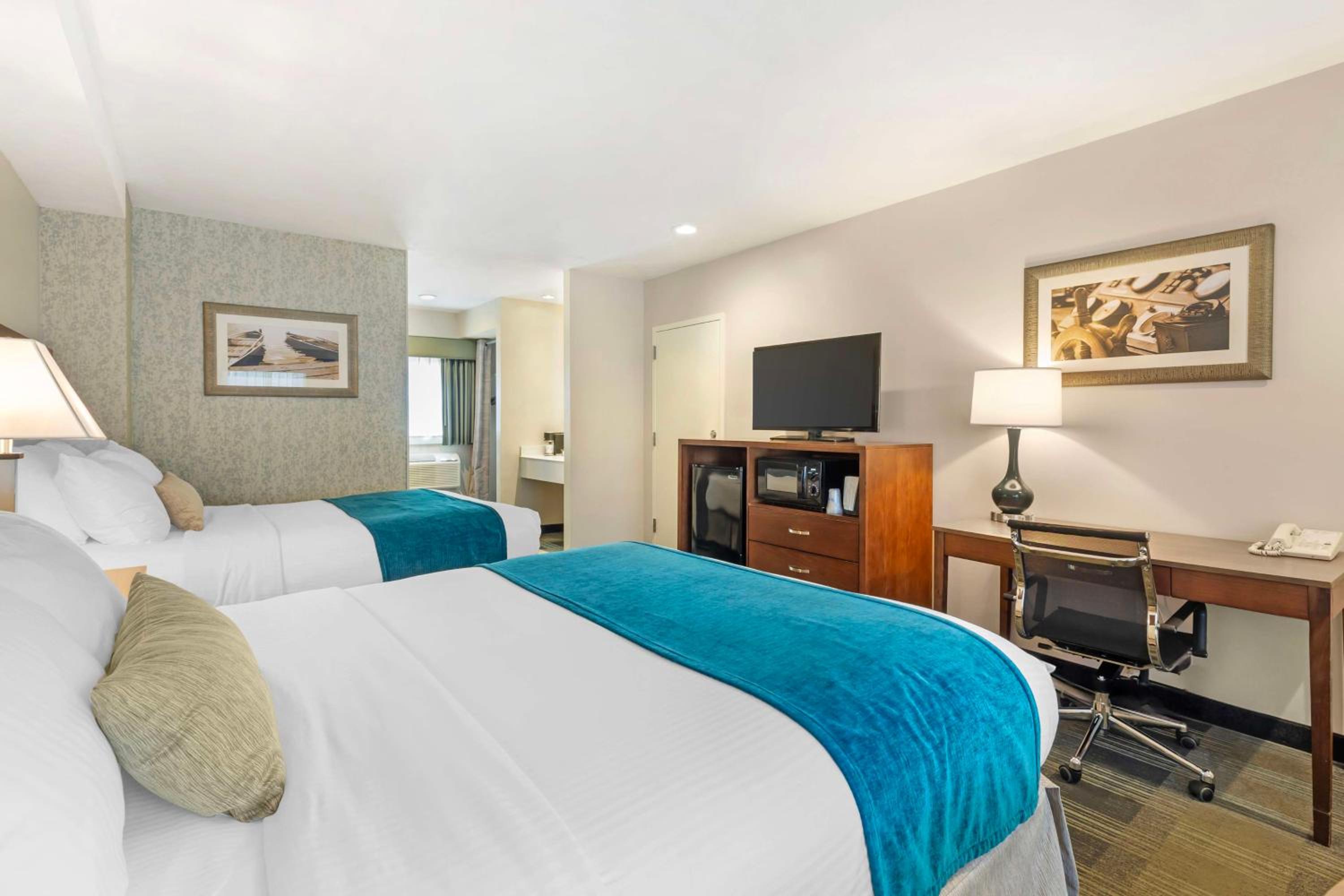 Queen Room with Two Queen Beds - Non-Smoking - Photo 4