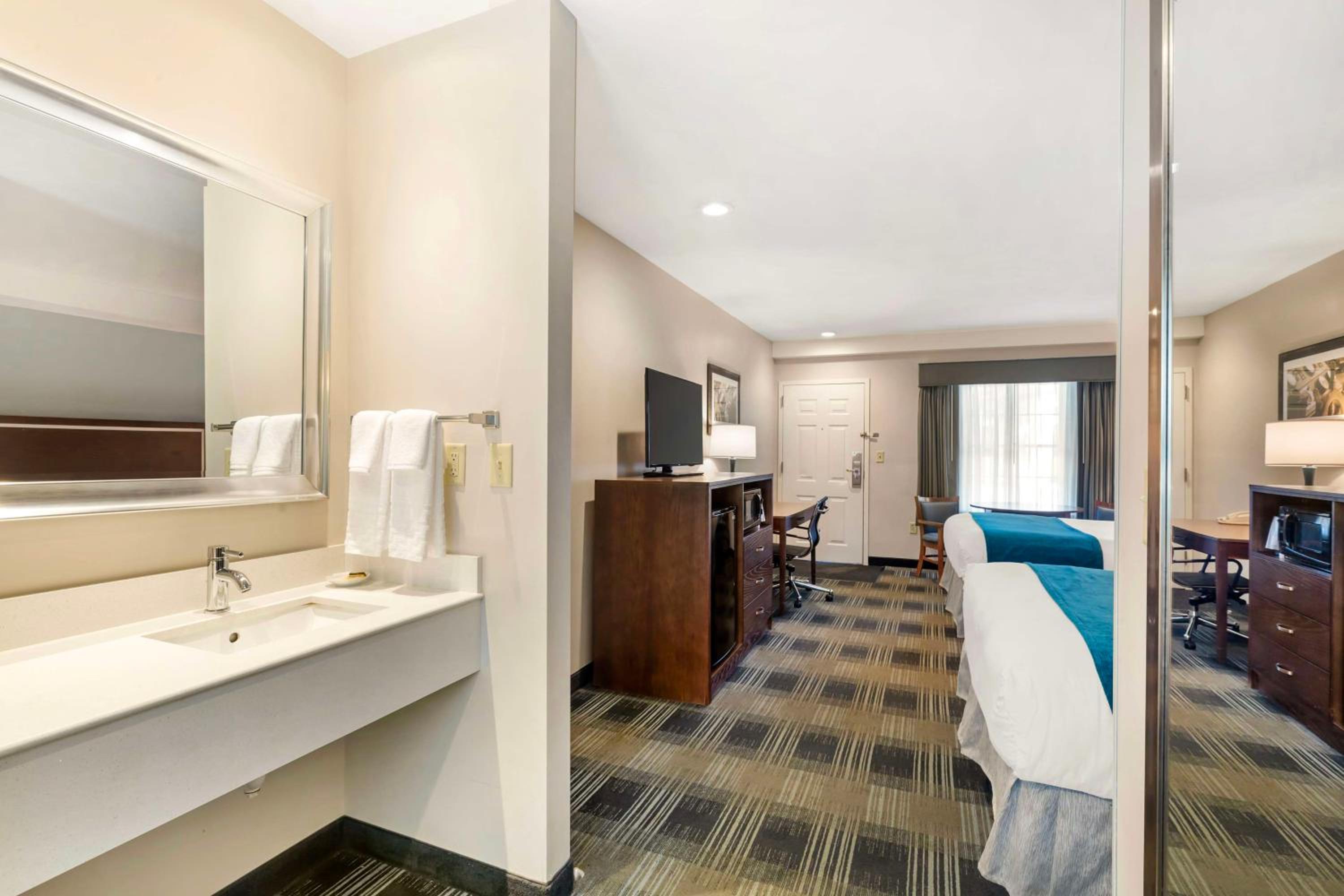 Queen Room with Two Queen Beds - Non-Smoking - Photo 5