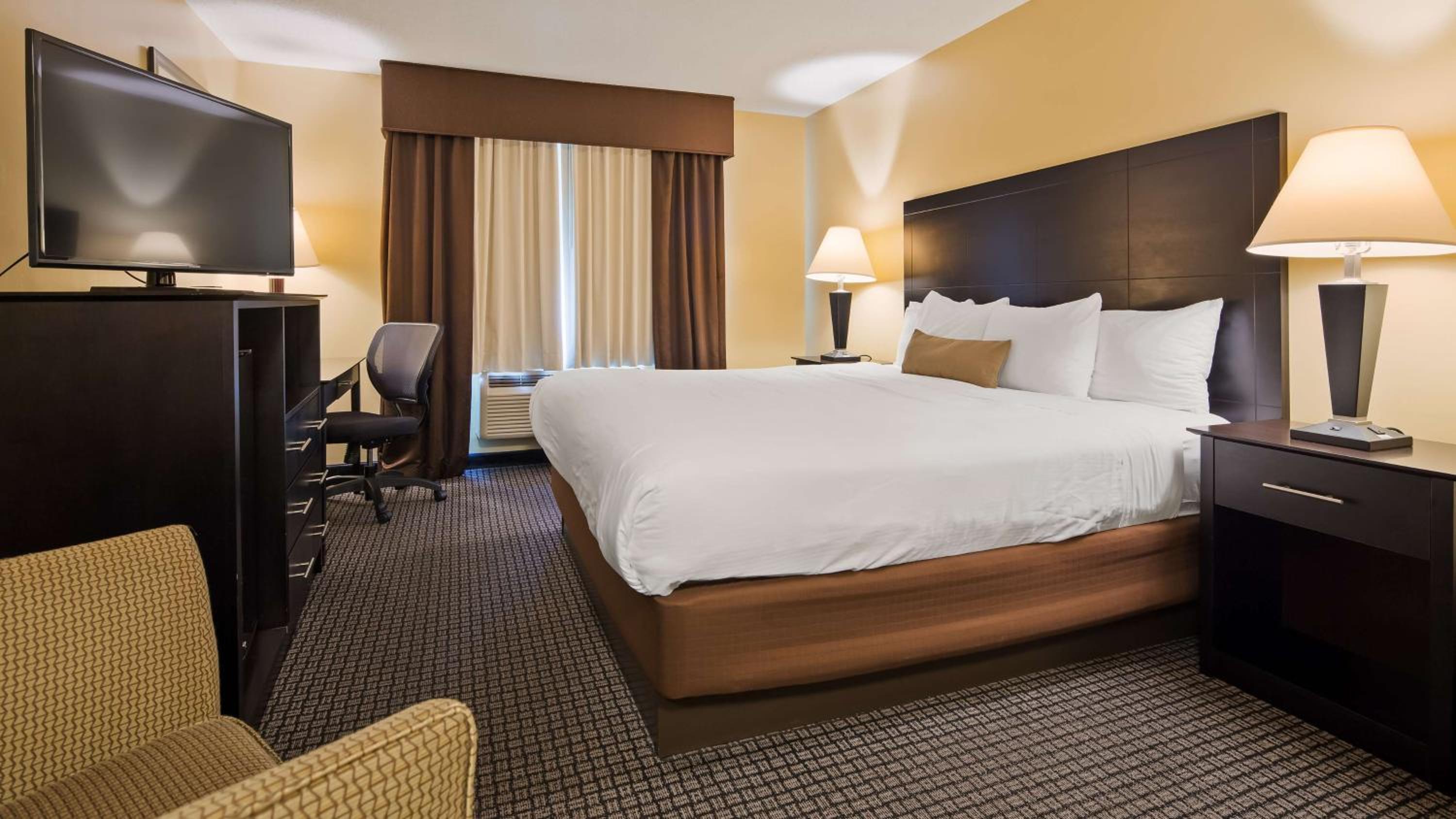 Two-Bedroom Suite with Mobility Accessible Roll-In Shower - Non-Smoking - Photo 1
