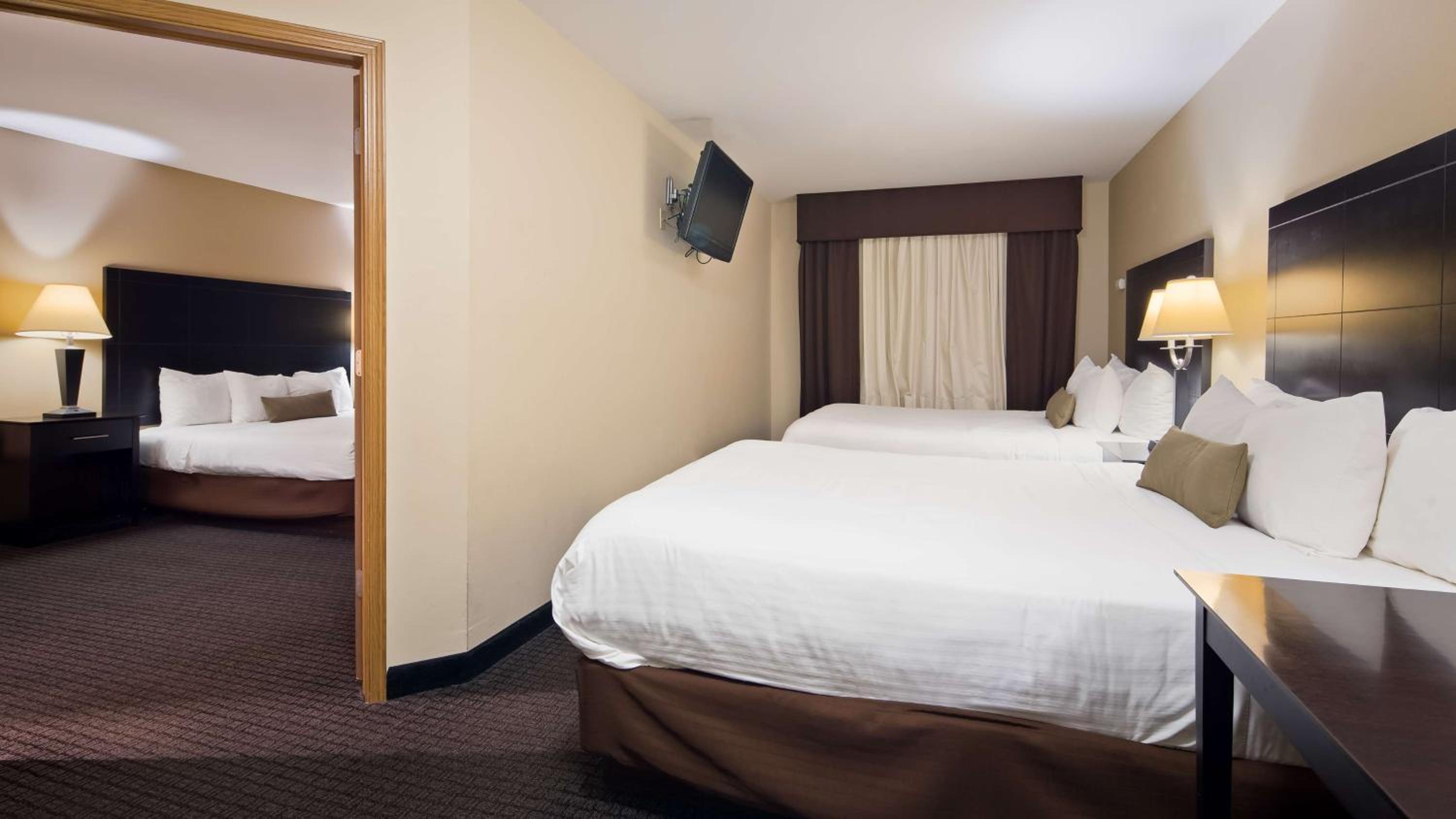 Two-Bedroom Suite with Mobility Accessible Roll-In Shower - Non-Smoking - Photo 4