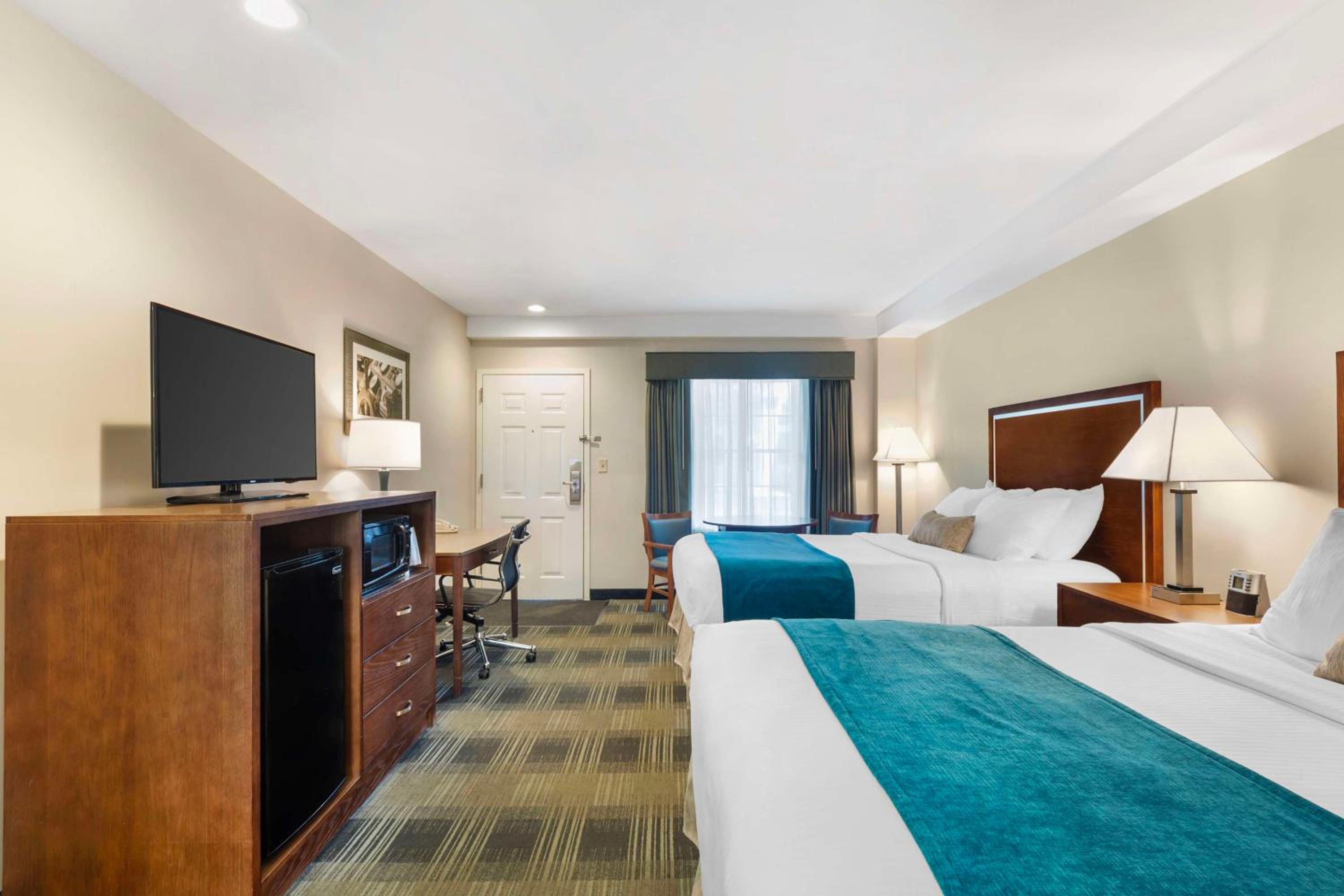 Queen Room with Two Queen Beds - Non-Smoking - Photo 2