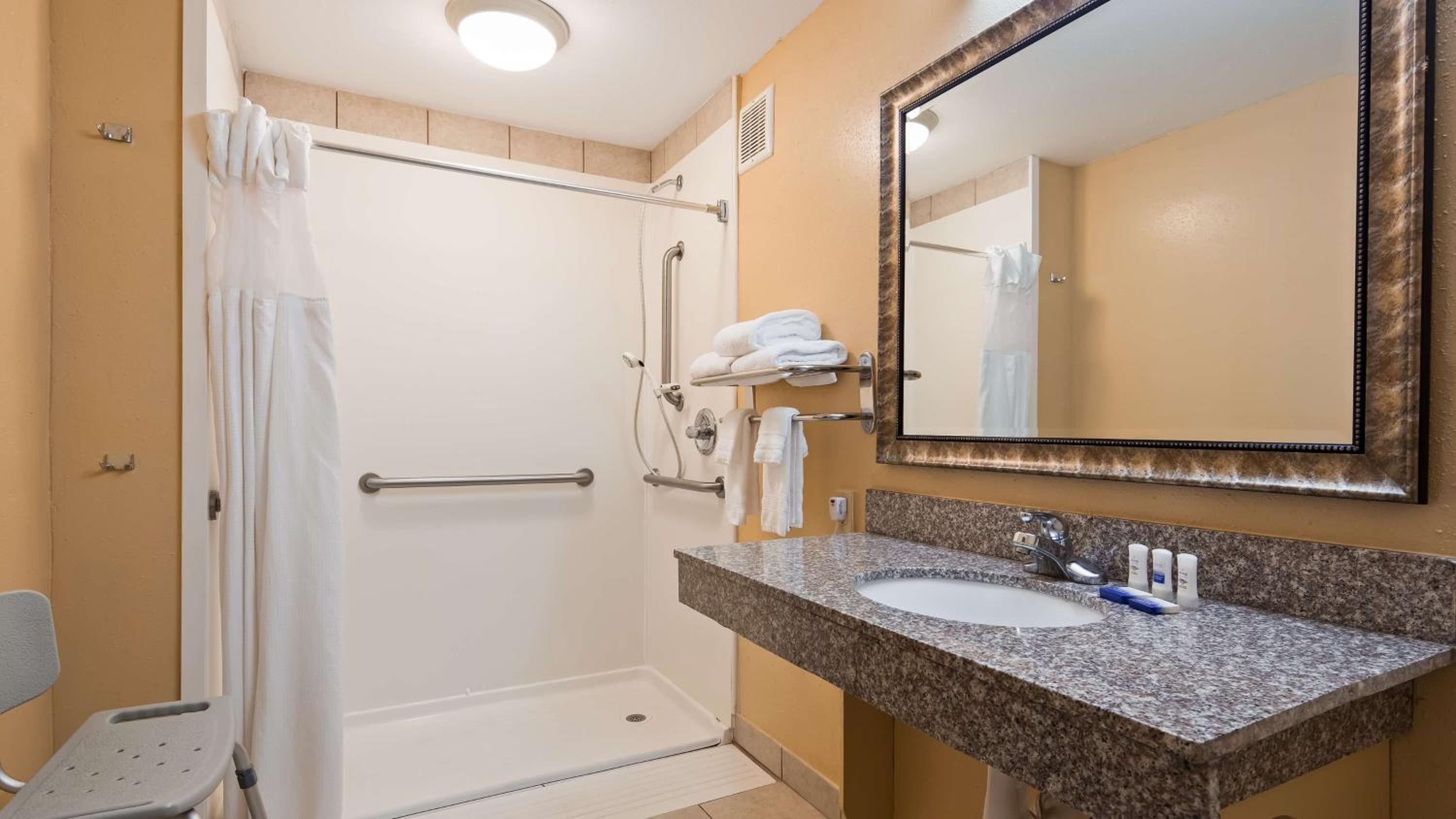 Queen Room with Two Queen Beds and Roll-In Shower - Disability Access/Non-Smoking - Photo 6