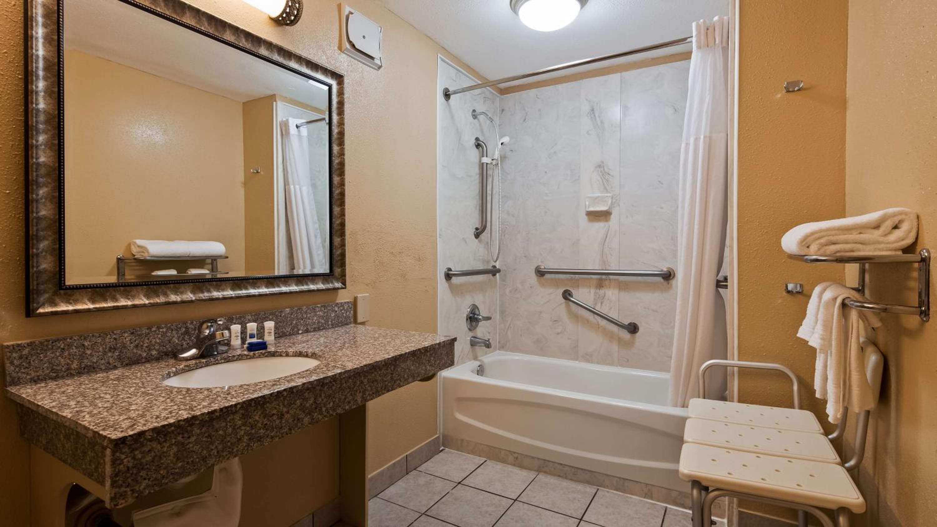Queen Room with Two Queen Beds and Bath Tub - Disability Access/Non-Smoking  - Photo 6