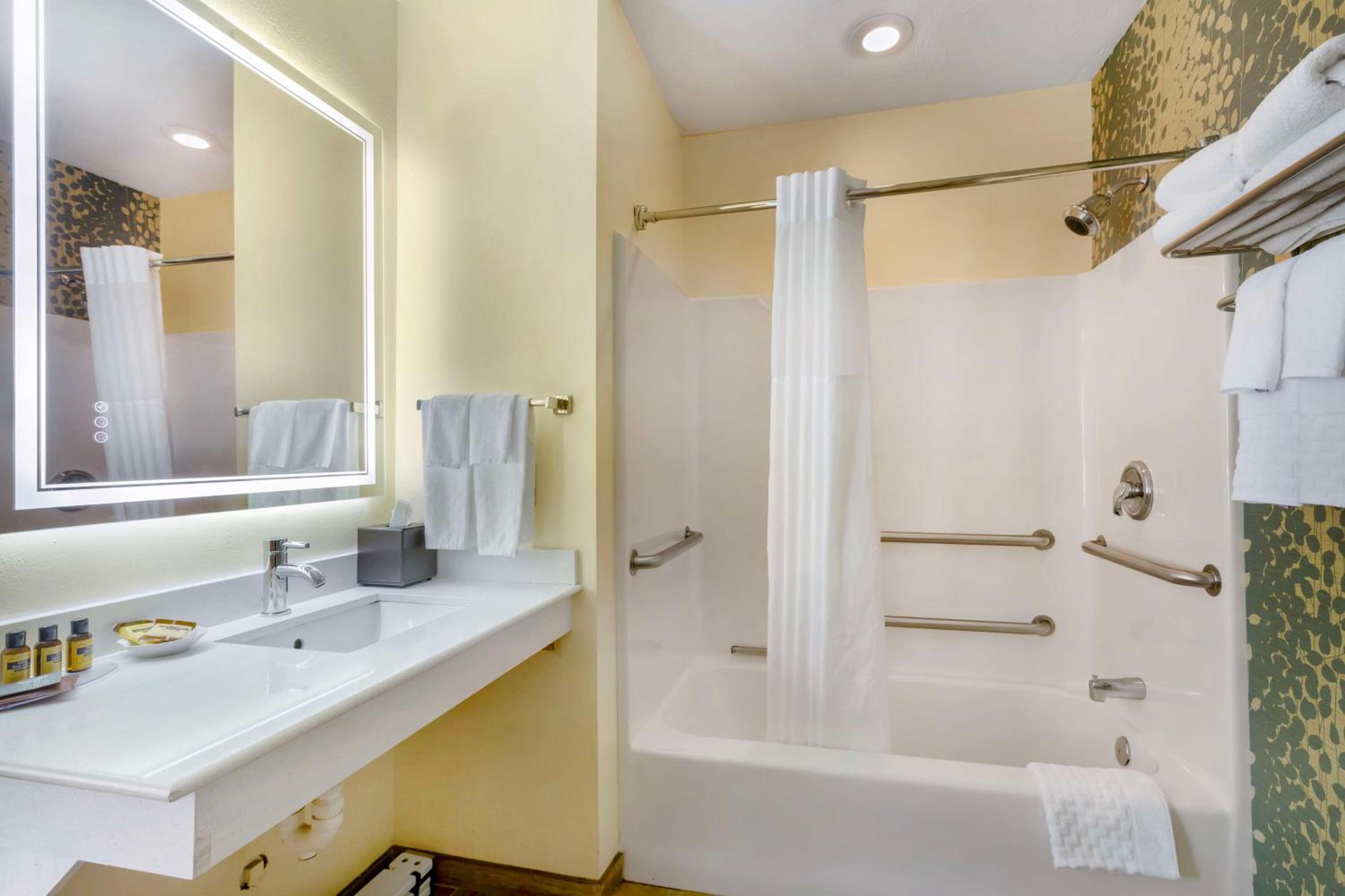 Queen Room with Two Queen Beds and Bathtub - Disability Access/Non-Smoking - Photo 5