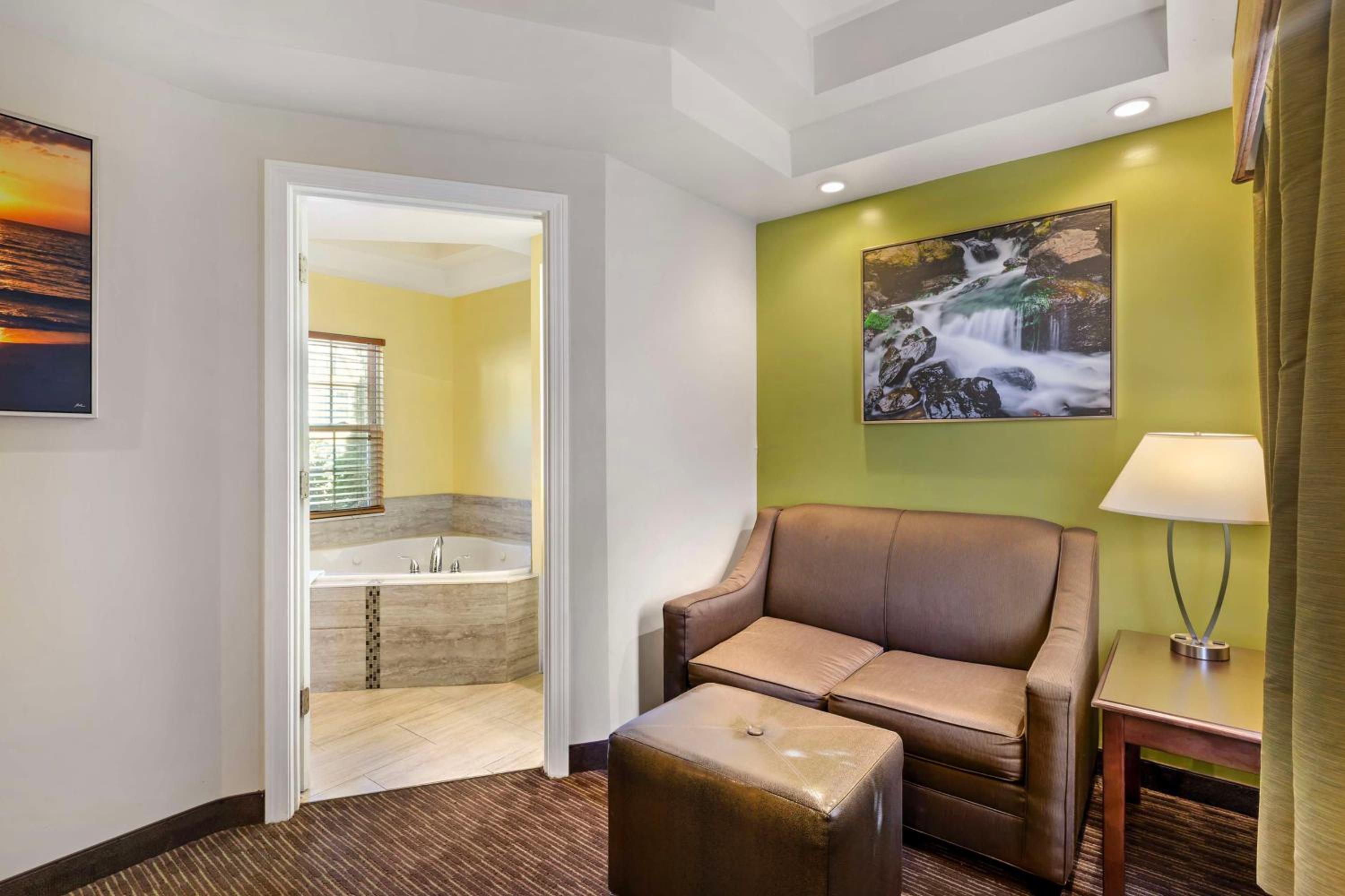 King Room with Spa Bath - Non-Smoking - Photo 4