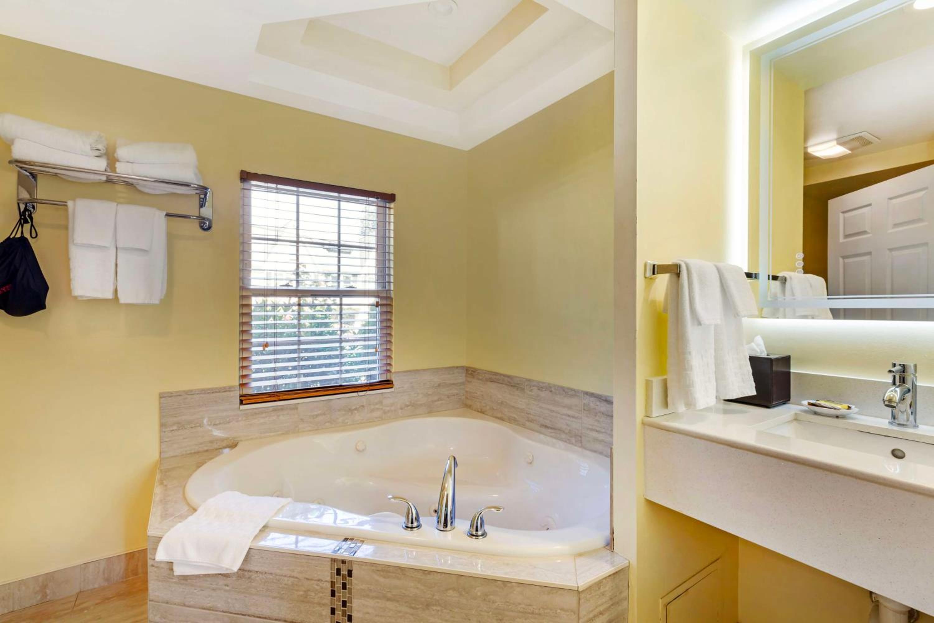 King Room with Spa Bath - Non-Smoking - Photo 5