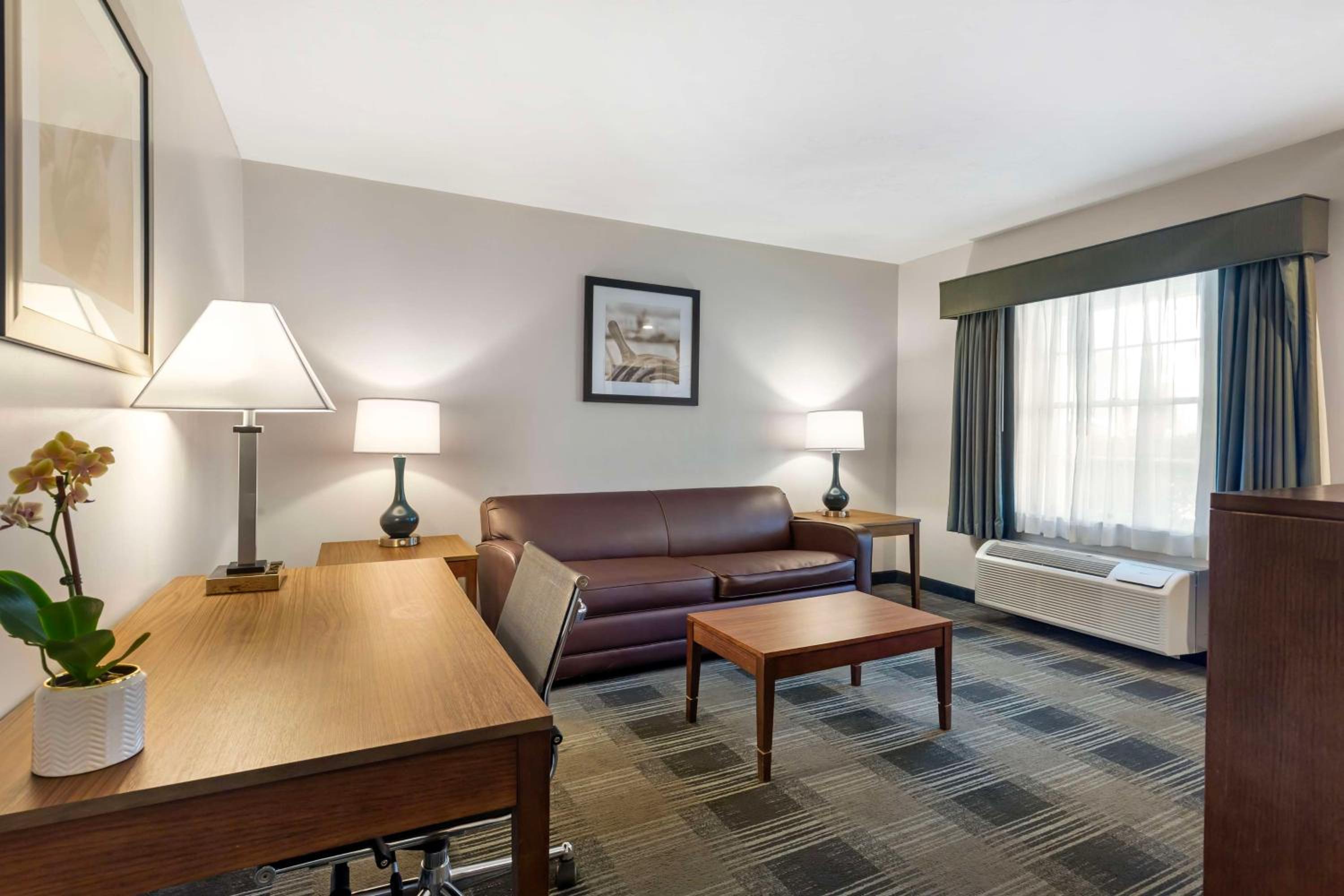 Queen Suite with Two Queen Beds - Non-Smoking - Photo 4