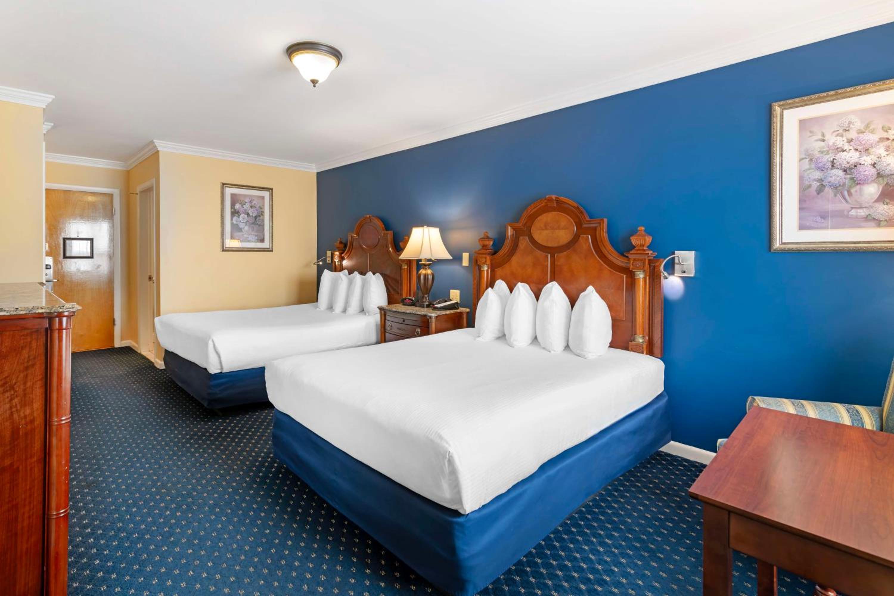Queen Room with Two Queen Beds and Skylight Window - Pet Friendly/Third Floor/Non-Smoking - Photo 3