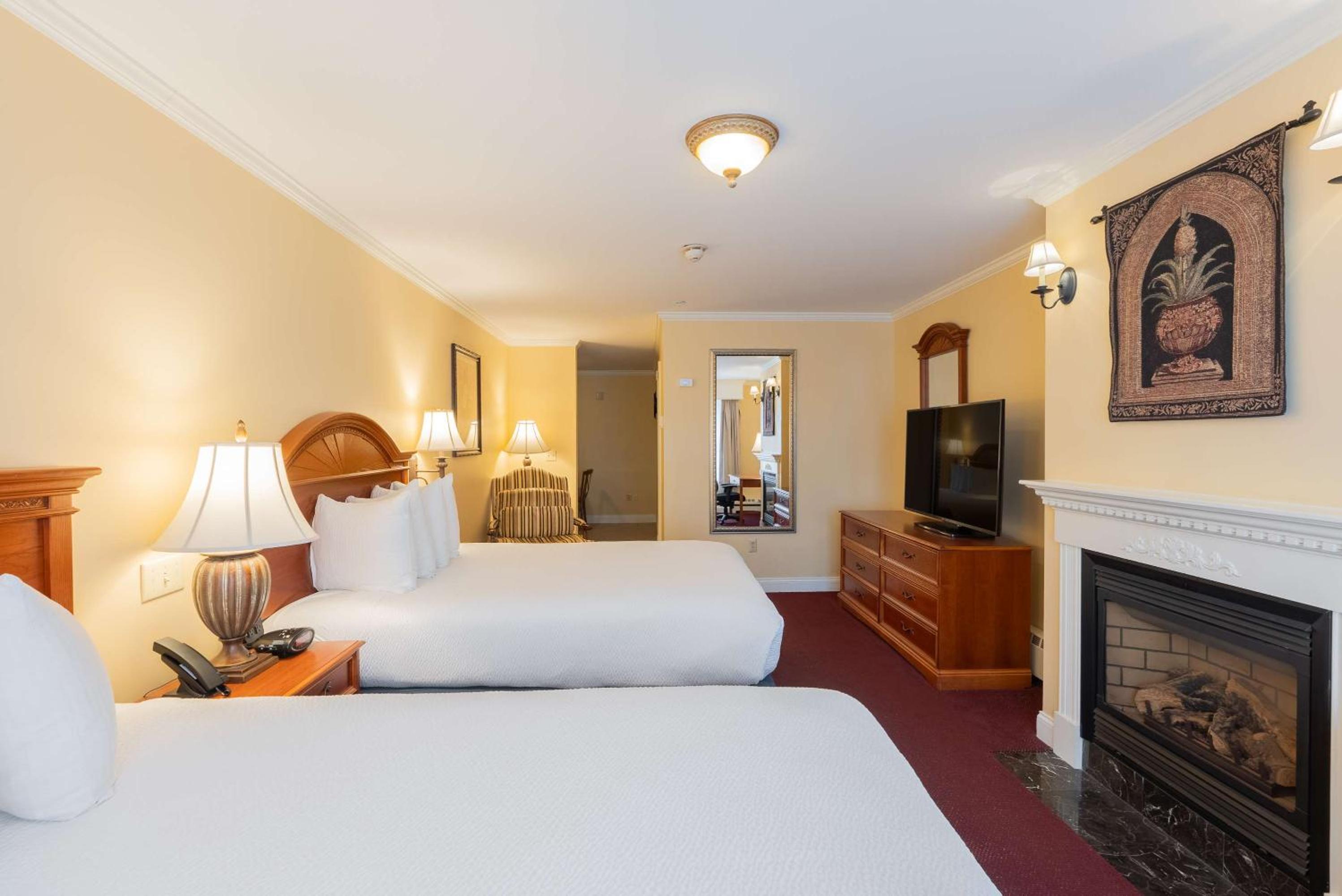 Executive Queen Suite with Two Queen Beds, Full Kitchen and Fireplace - Non-Smoking - Photo 1