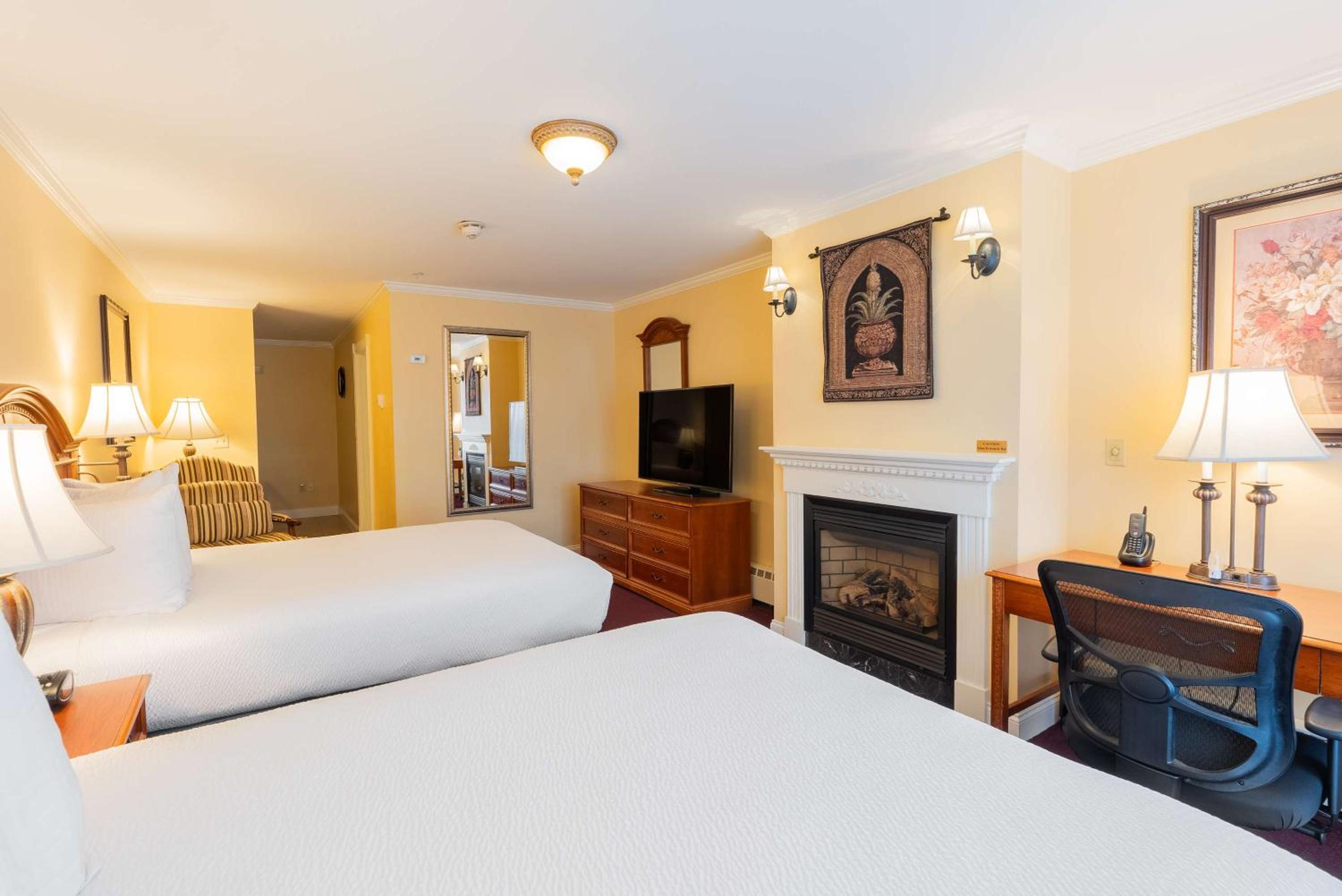 Executive Queen Suite with Two Queen Beds, Full Kitchen and Fireplace - Non-Smoking - Photo 3