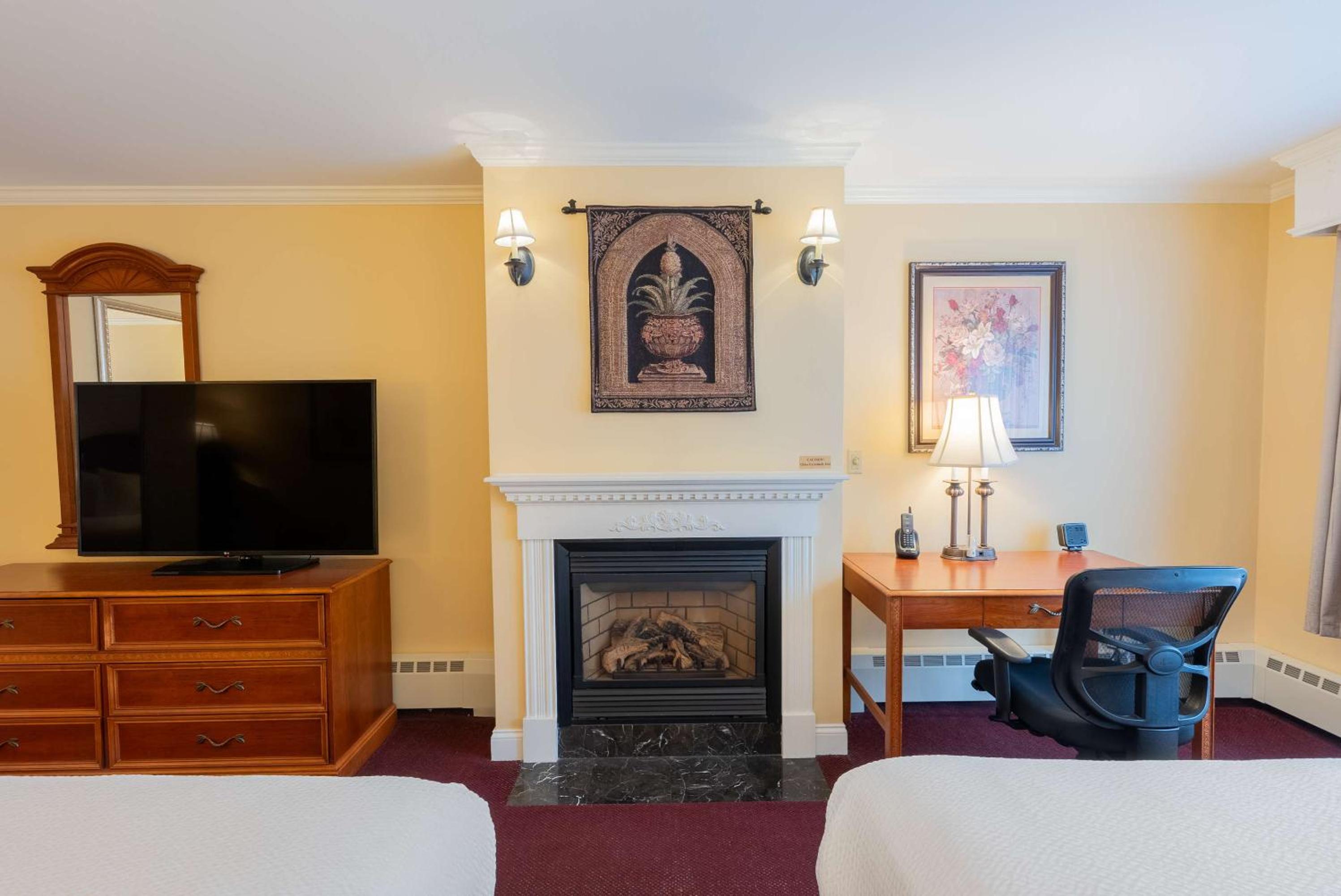 Executive Queen Suite with Two Queen Beds, Full Kitchen and Fireplace - Non-Smoking - Photo 7
