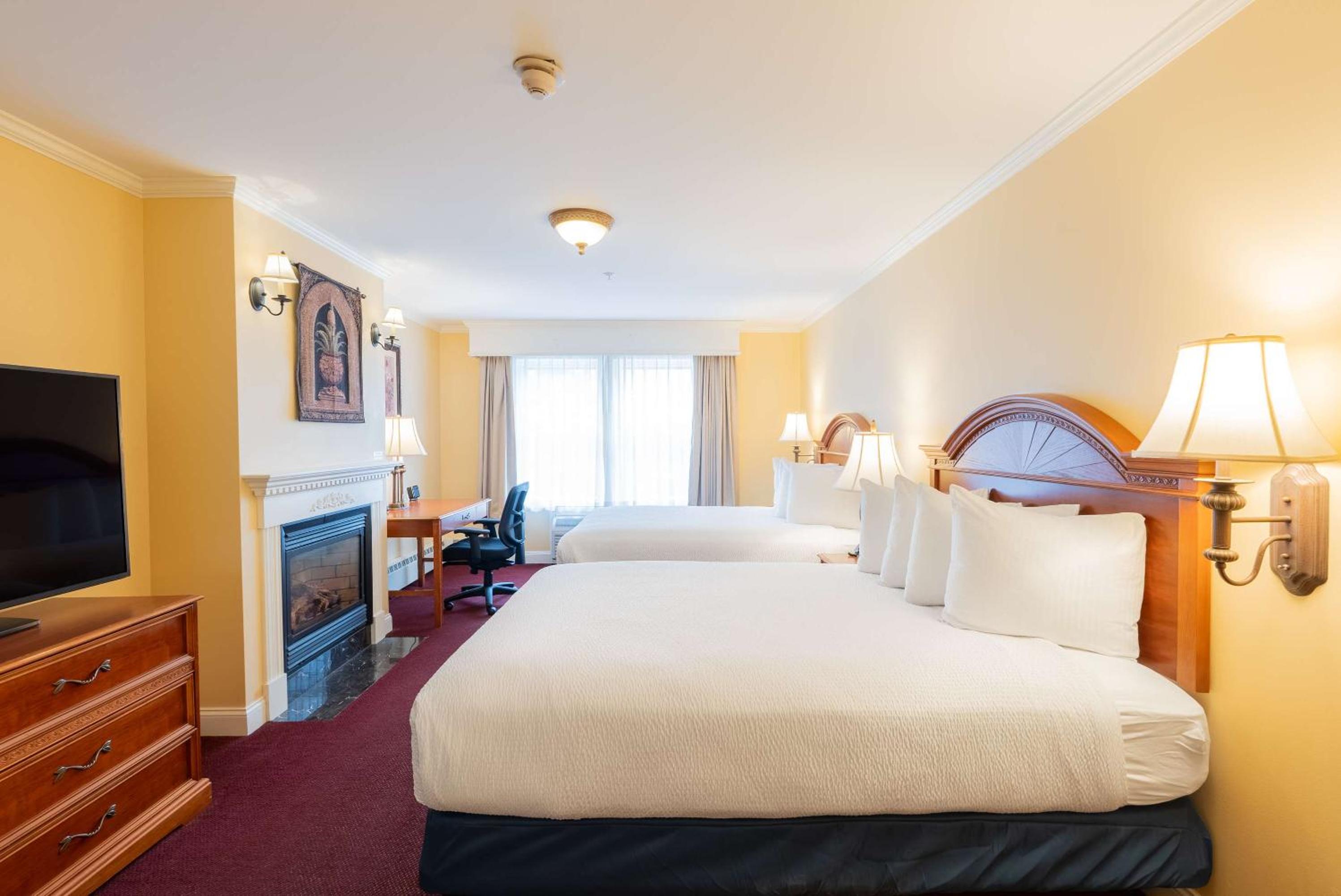 Executive Queen Suite with Two Queen Beds, Full Kitchen and Fireplace - Non-Smoking - Photo 4