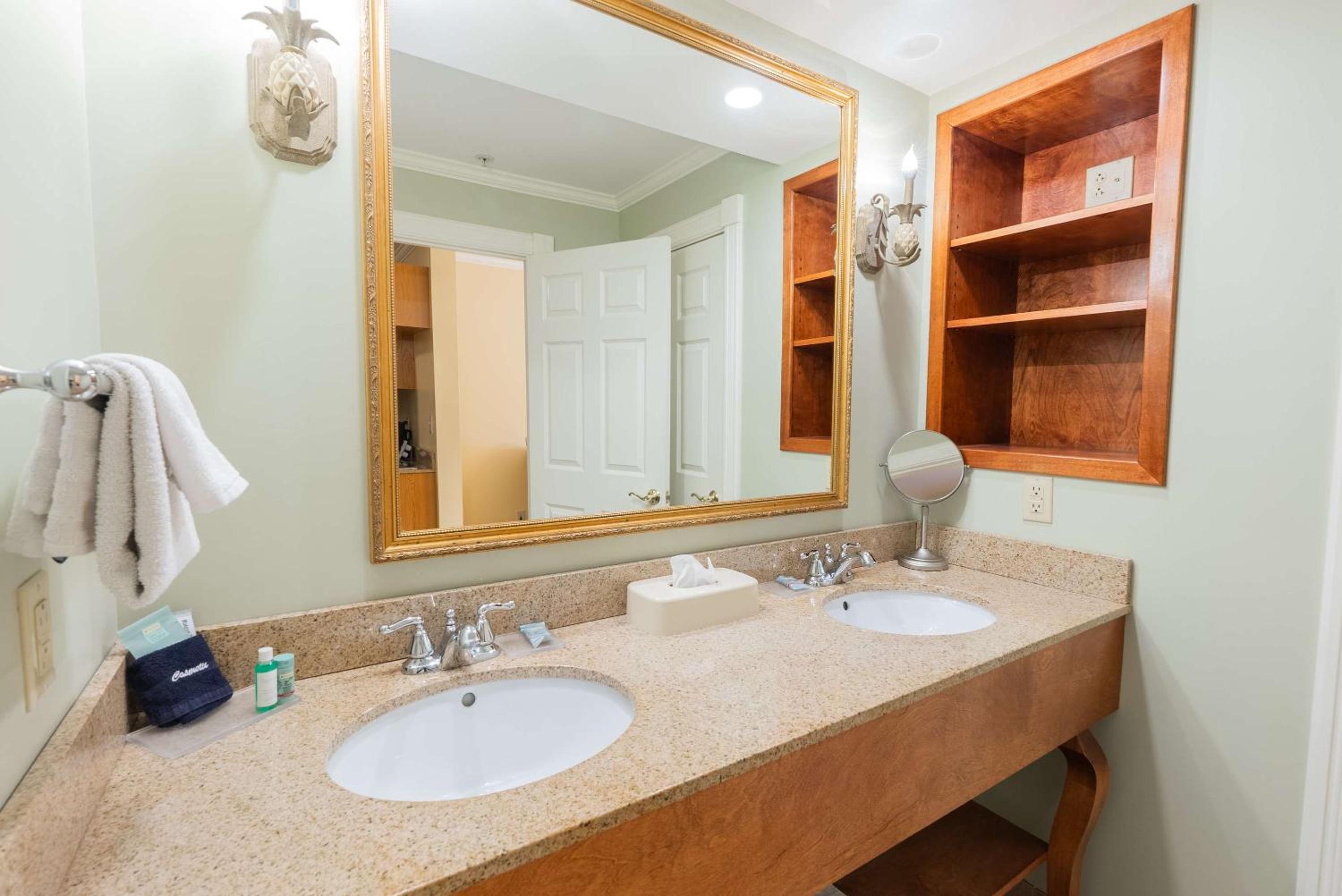 Executive Queen Suite with Two Queen Beds, Full Kitchen and Fireplace - Non-Smoking - Photo 6