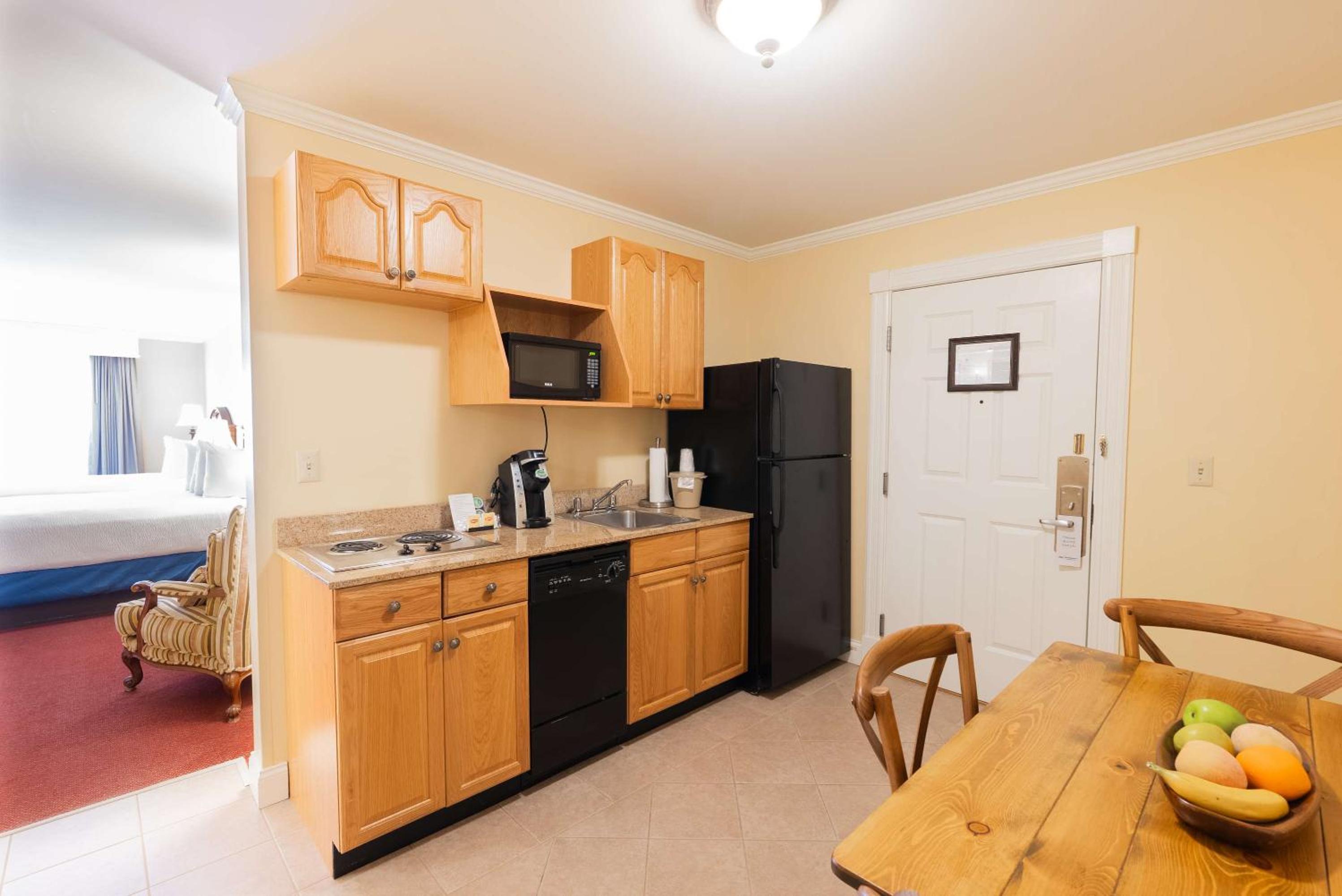 Executive Queen Suite with Two Queen Beds, Full Kitchen and Fireplace - Non-Smoking - Photo 5