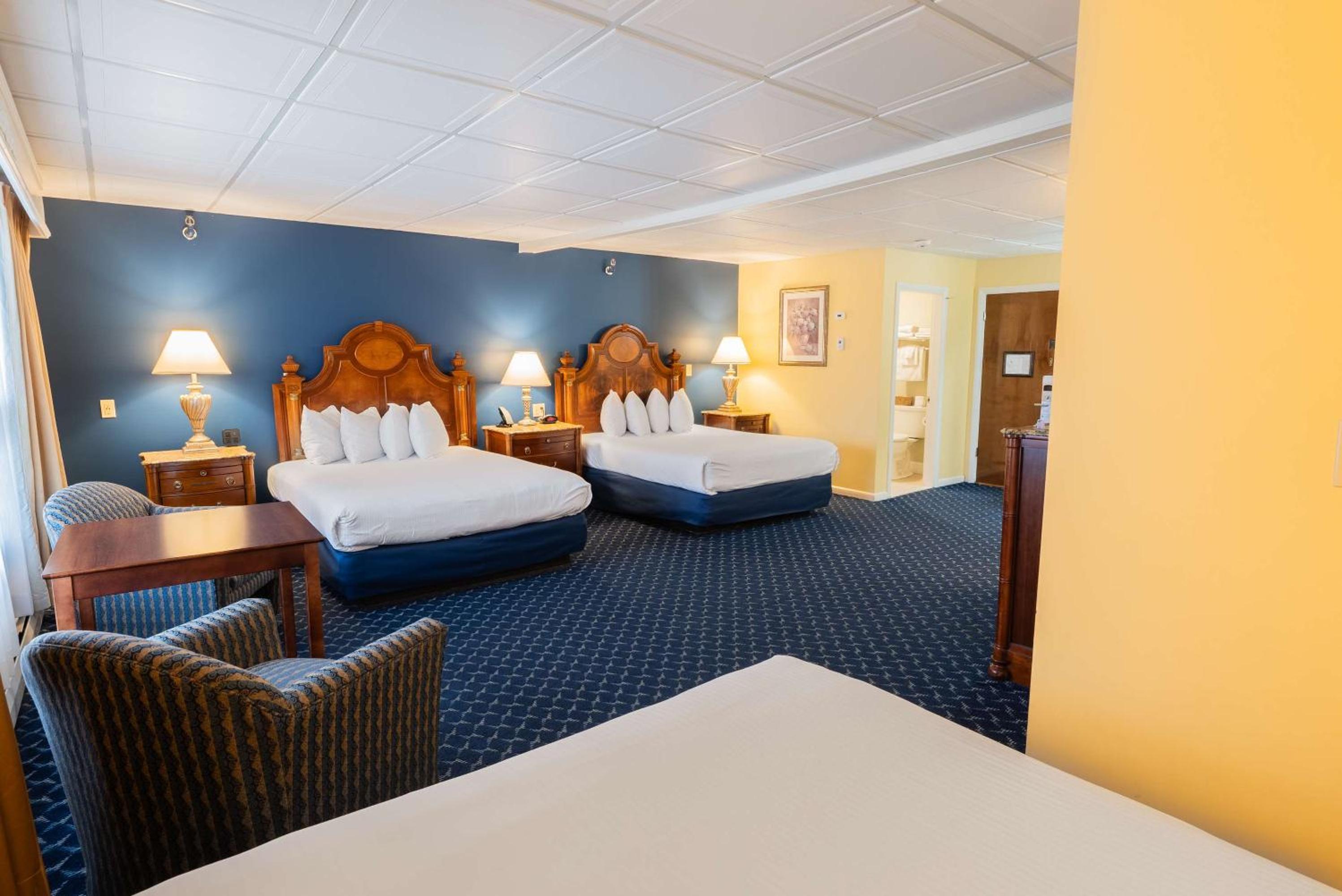 Family Queen Suite with Three Queen Beds - Pet Friendly/Non-Smoking - Photo 5