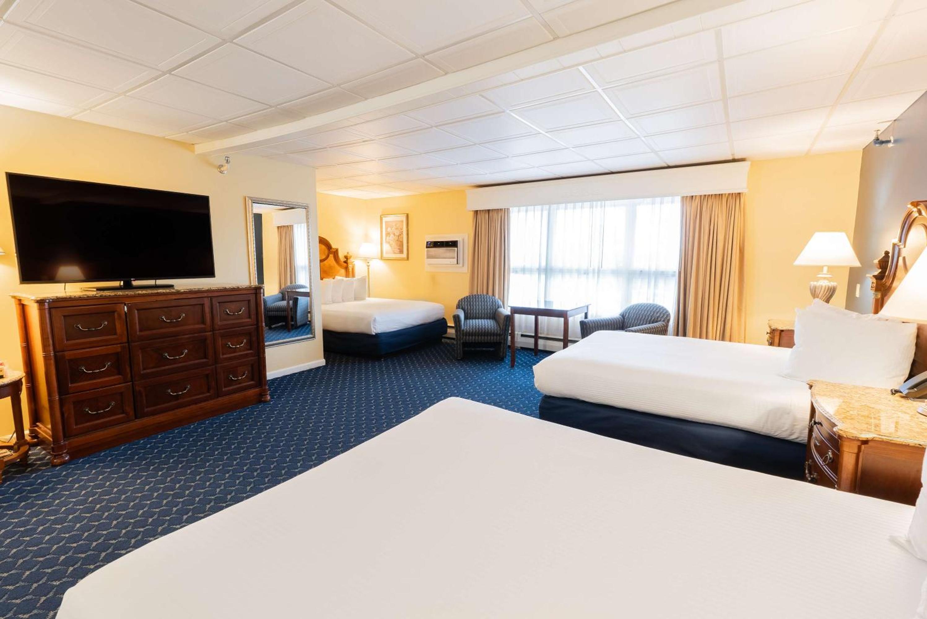 Family Queen Suite with Three Queen Beds - Pet Friendly/Non-Smoking - Photo 1