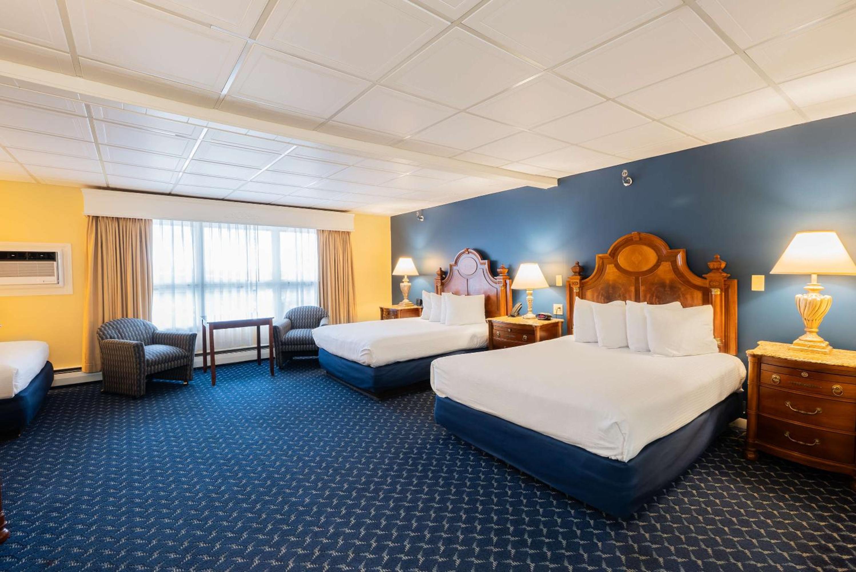 Family Queen Suite with Three Queen Beds - Pet Friendly/Non-Smoking - Photo 6