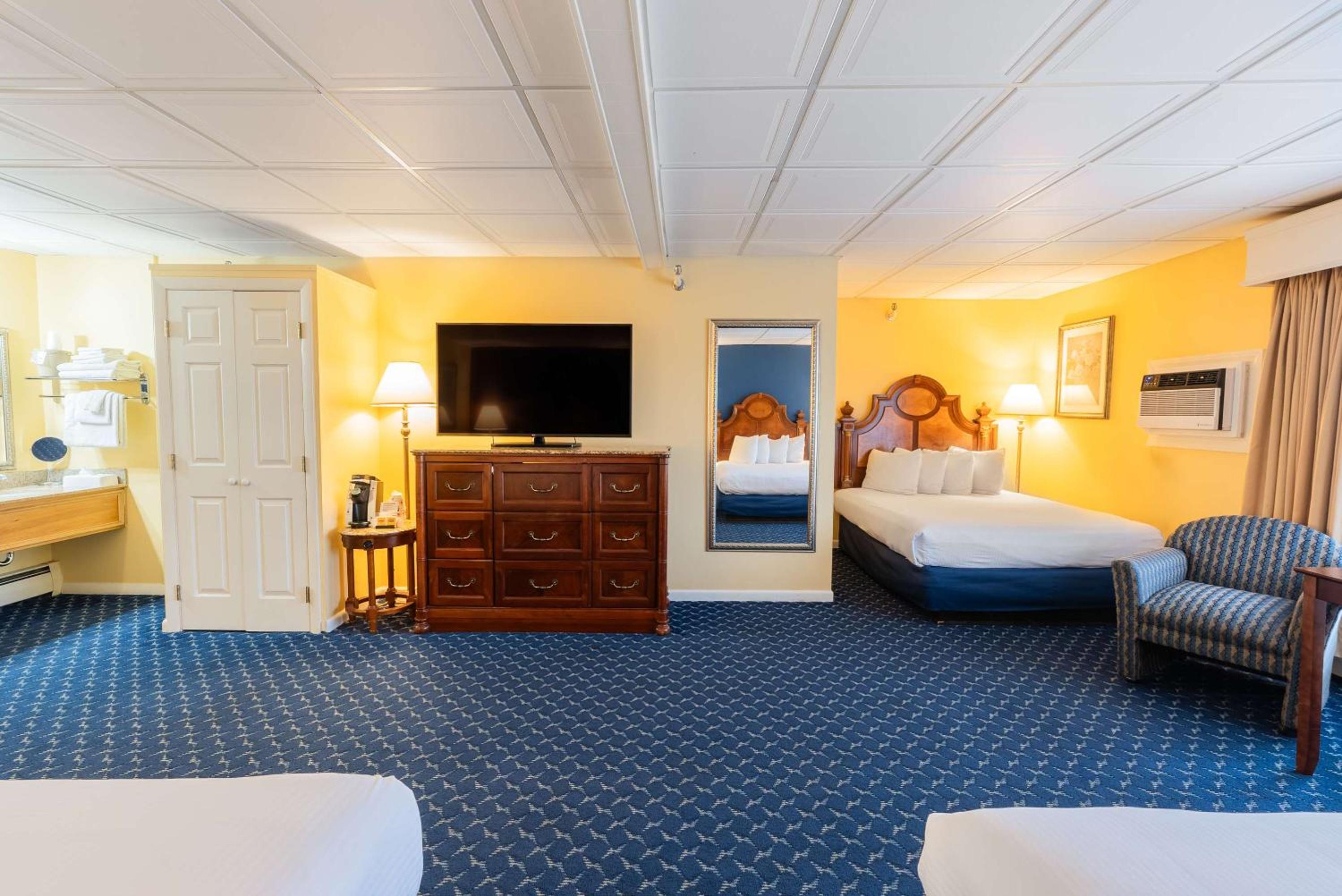 Family Queen Suite with Three Queen Beds - Pet Friendly/Non-Smoking - Photo 3