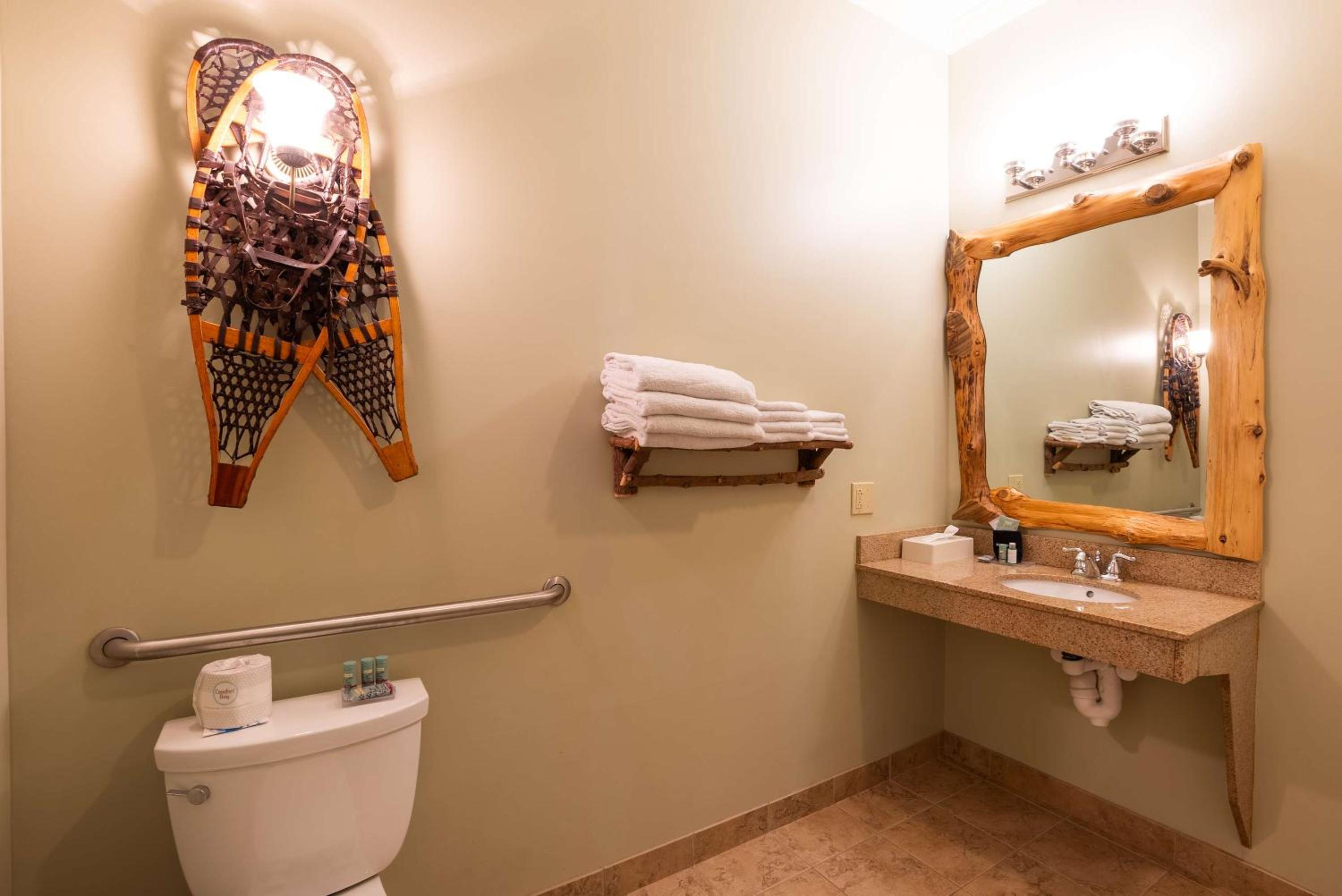 Queen Suite with Two Queen Beds, Bath Tub, Spa Bath and Fireplace - Disability/Non-Smoking - Photo 9