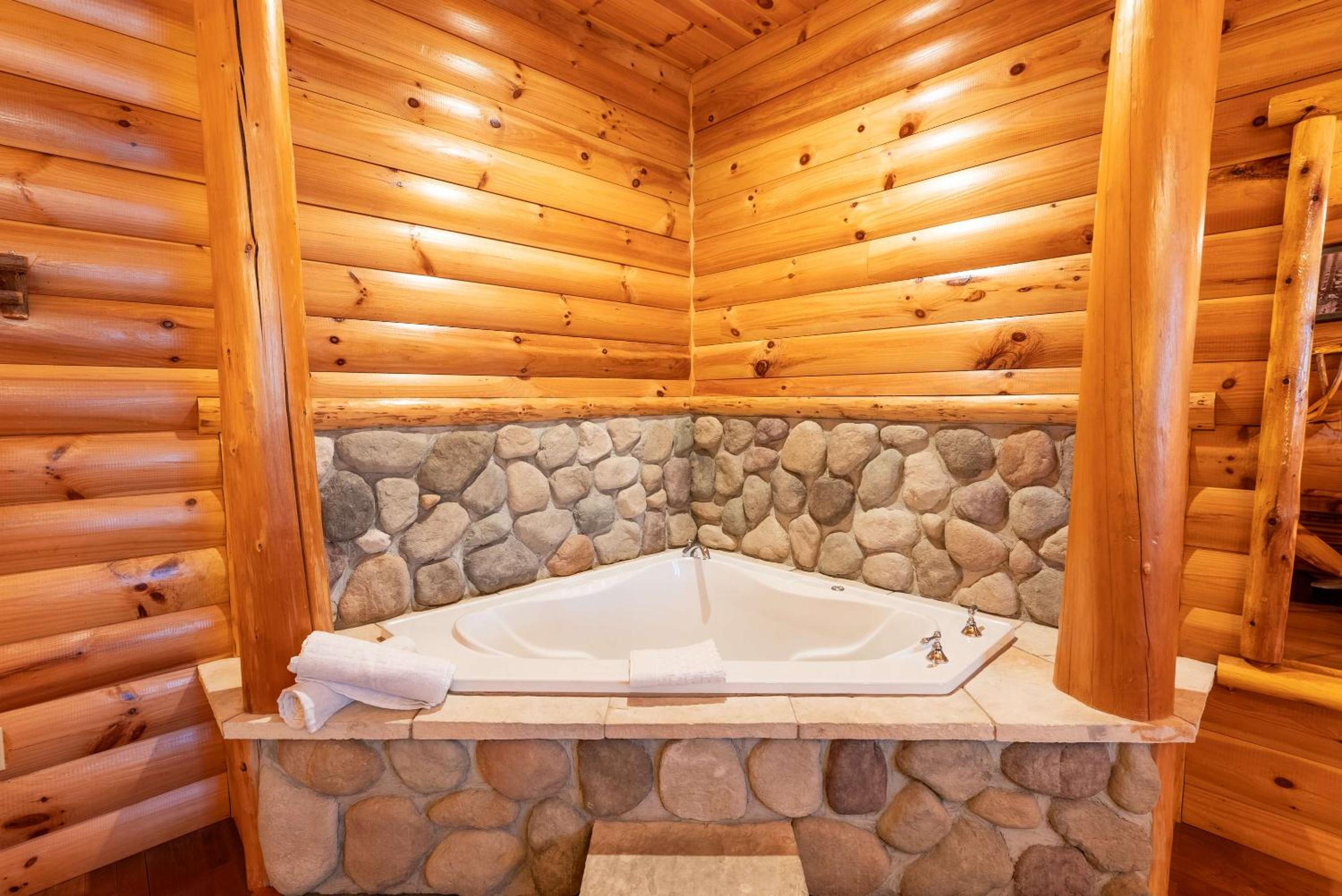 Queen Suite with Two Queen Beds, Bath Tub, Spa Bath and Fireplace - Disability/Non-Smoking - Photo 10