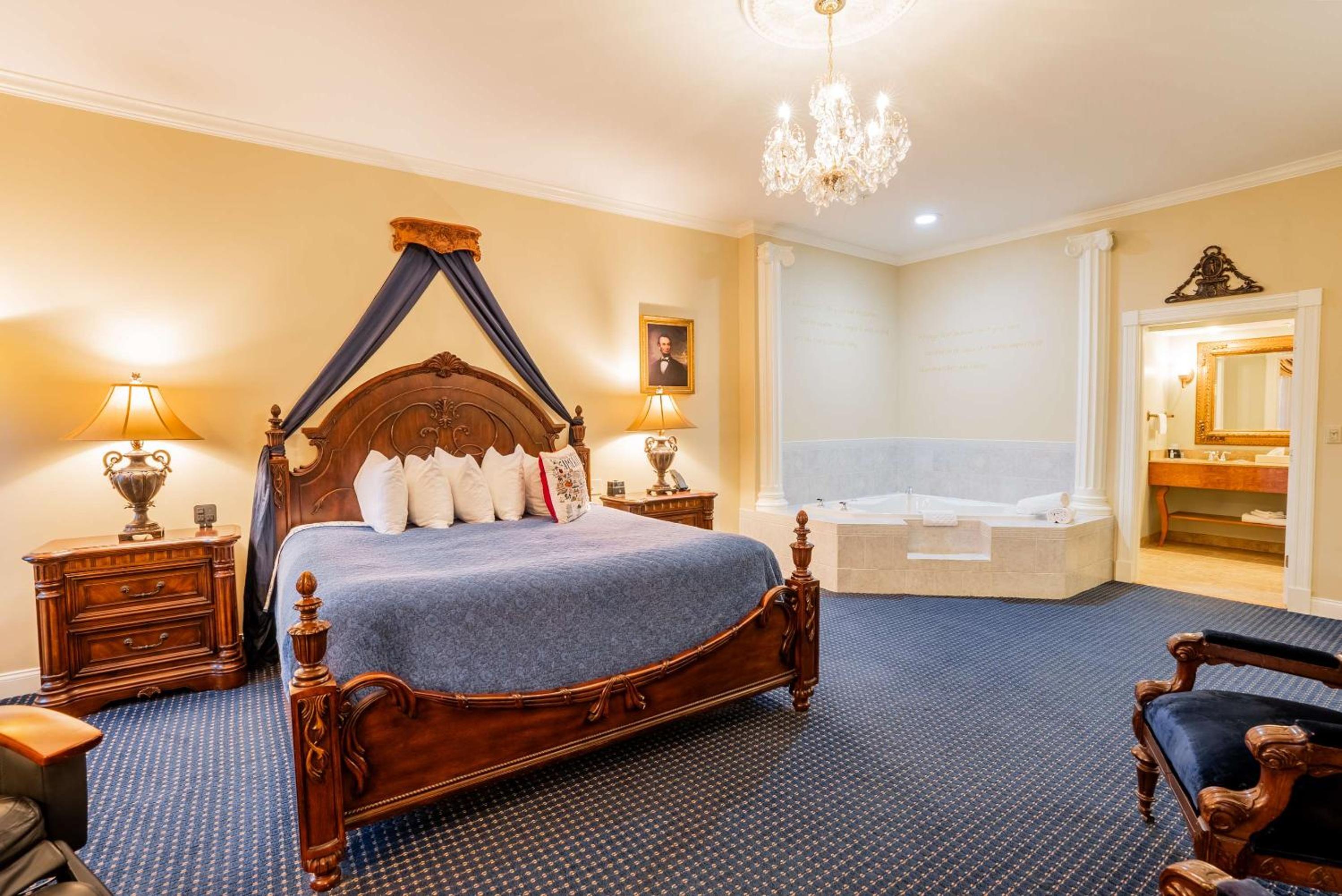 King Suite with Spa Bath and Fireplace - Lincoln Theme/Non-Smoking