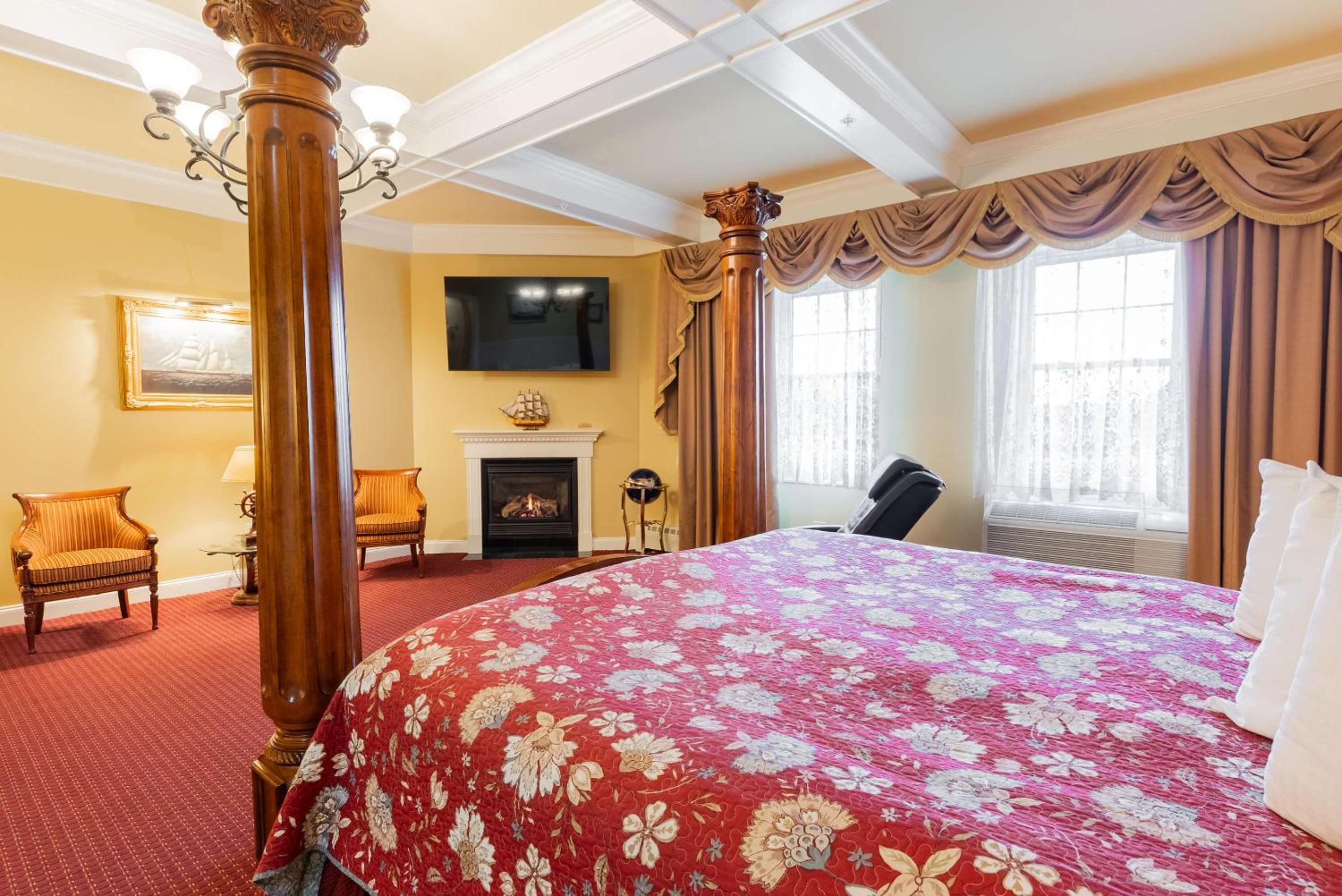 King Suite with Spa Bath and Fireplace - Captain Theme/Non-Smoking - Photo 10