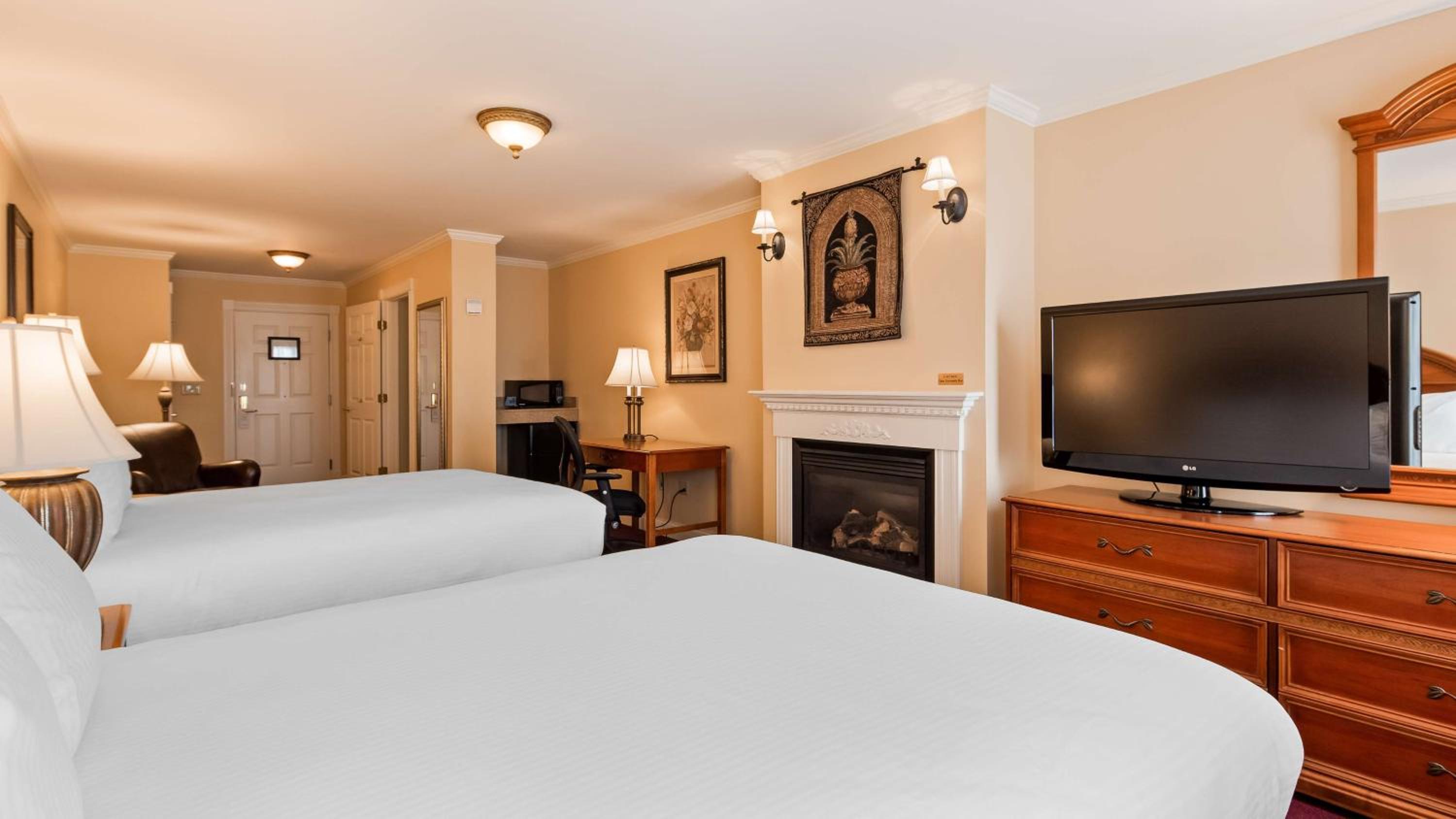 Executive King Suite with Two King Beds and Fireplace - Non-Smoking - Photo 2