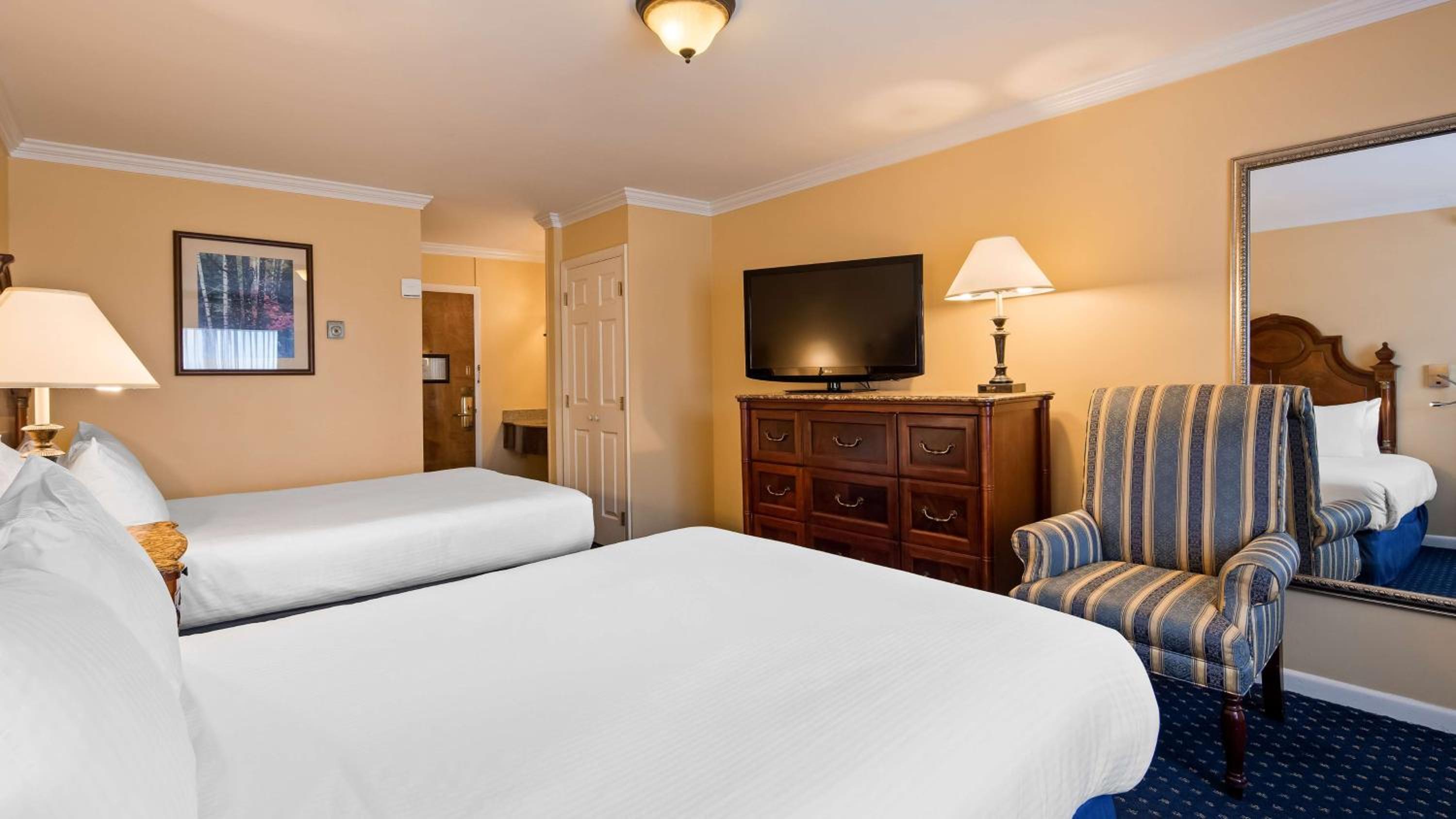 Queen Room with Two Queen Beds - Non-Smoking/Pet Friendly - Photo 6