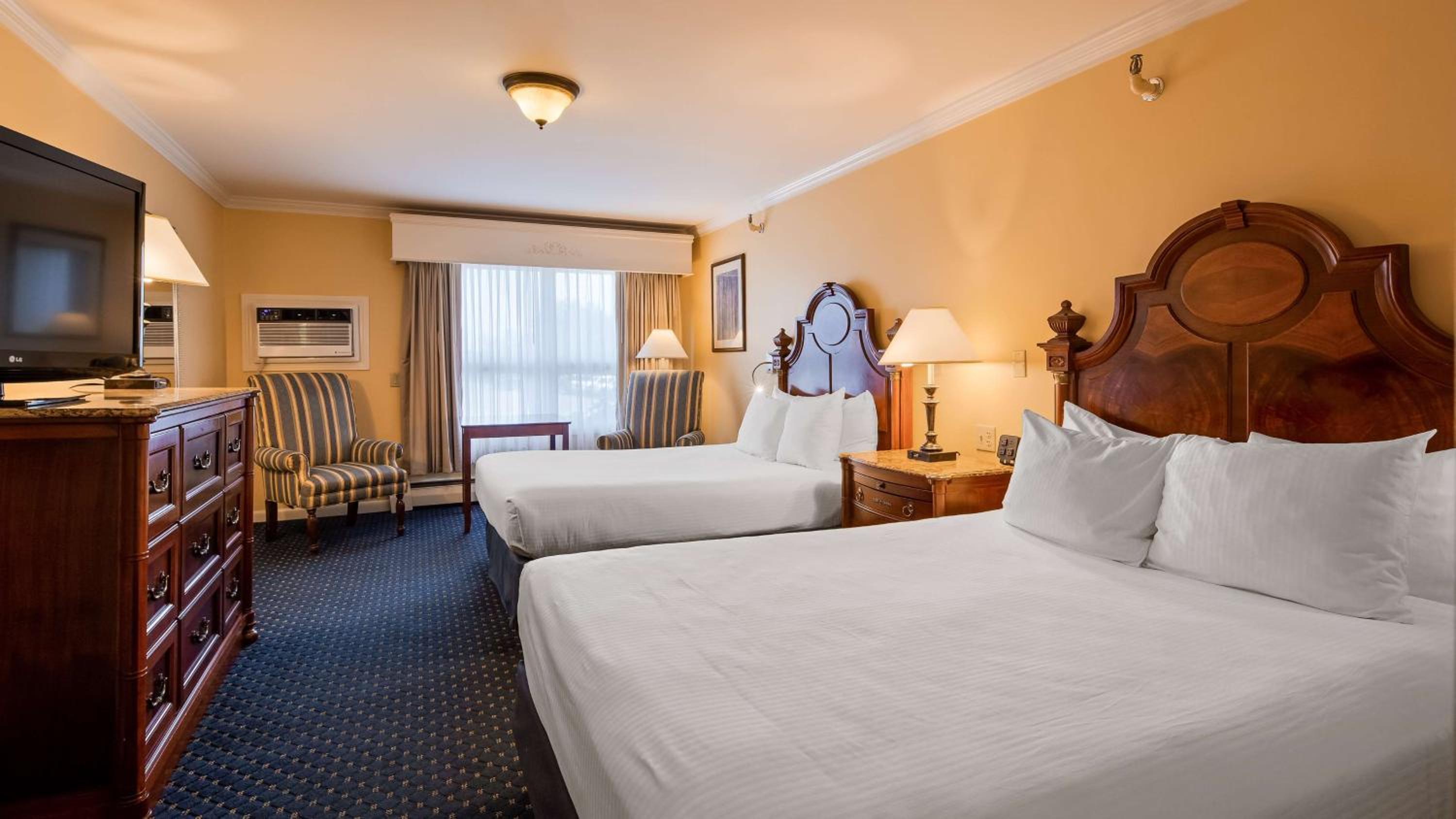Queen Room with Two Queen Beds - Non-Smoking/Pet Friendly - Photo 5