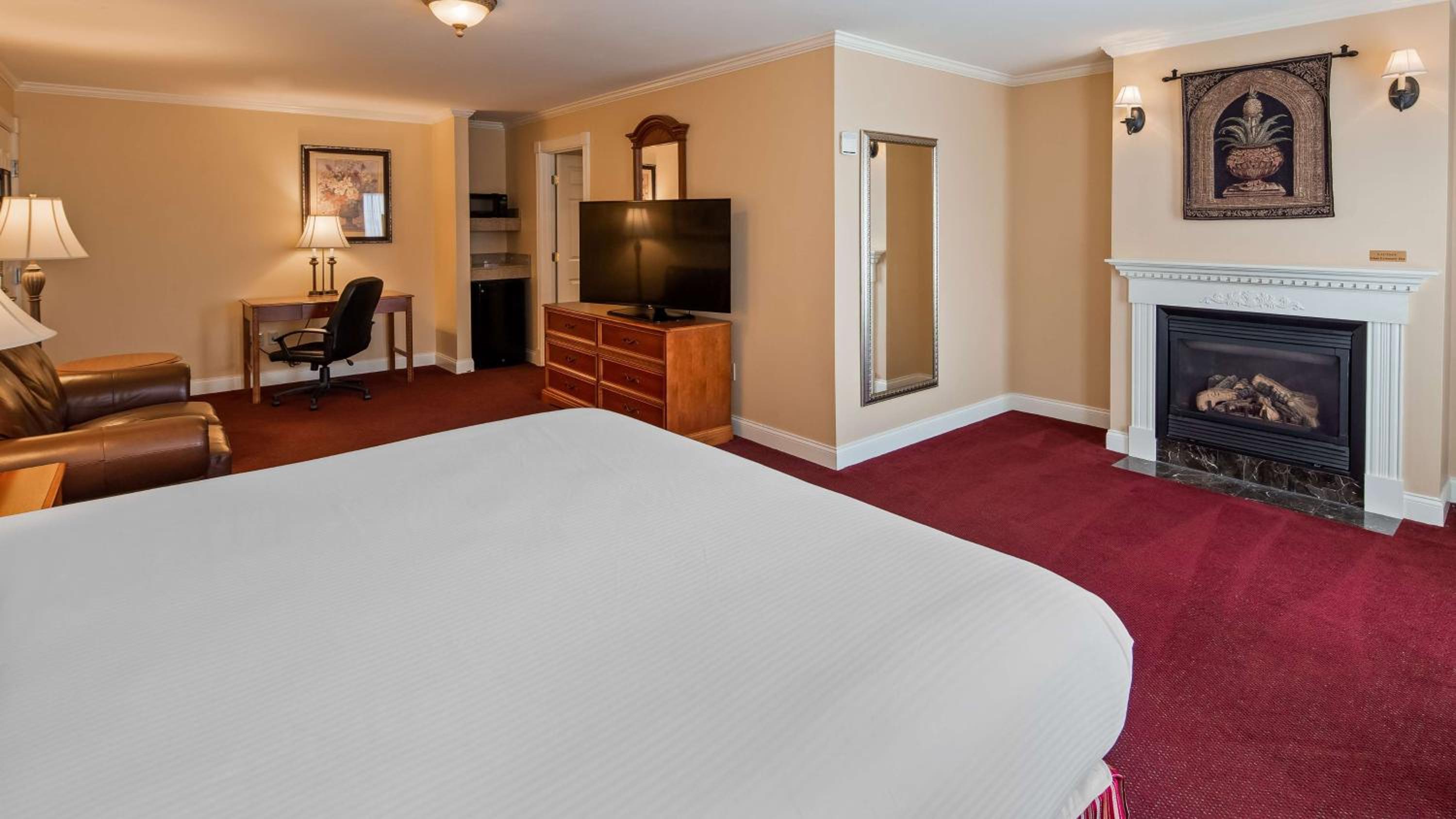 Executive King Suite with Fireplace - Non-Smoking - Photo 1