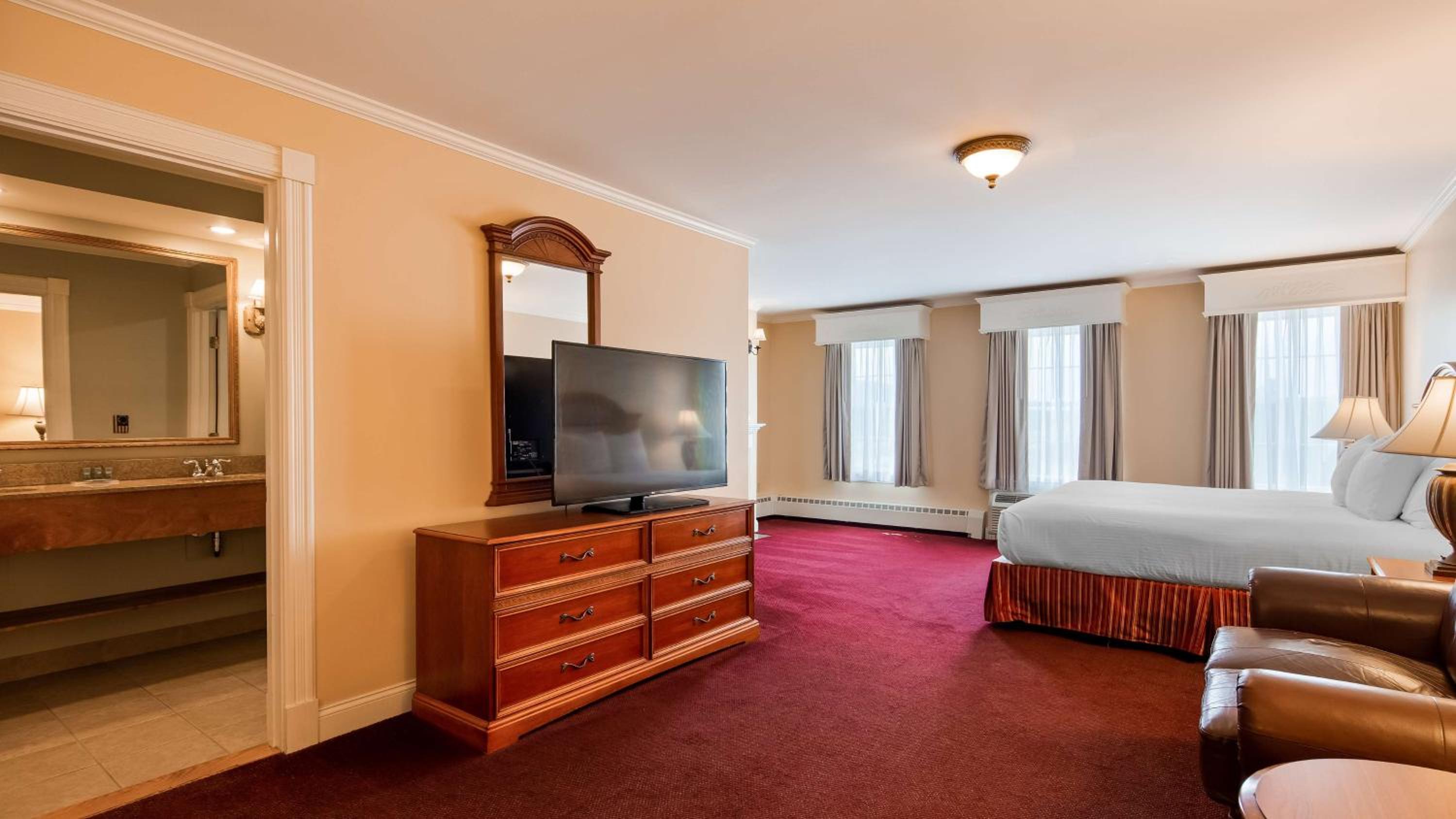 Executive King Suite with Fireplace - Non-Smoking - Photo 2