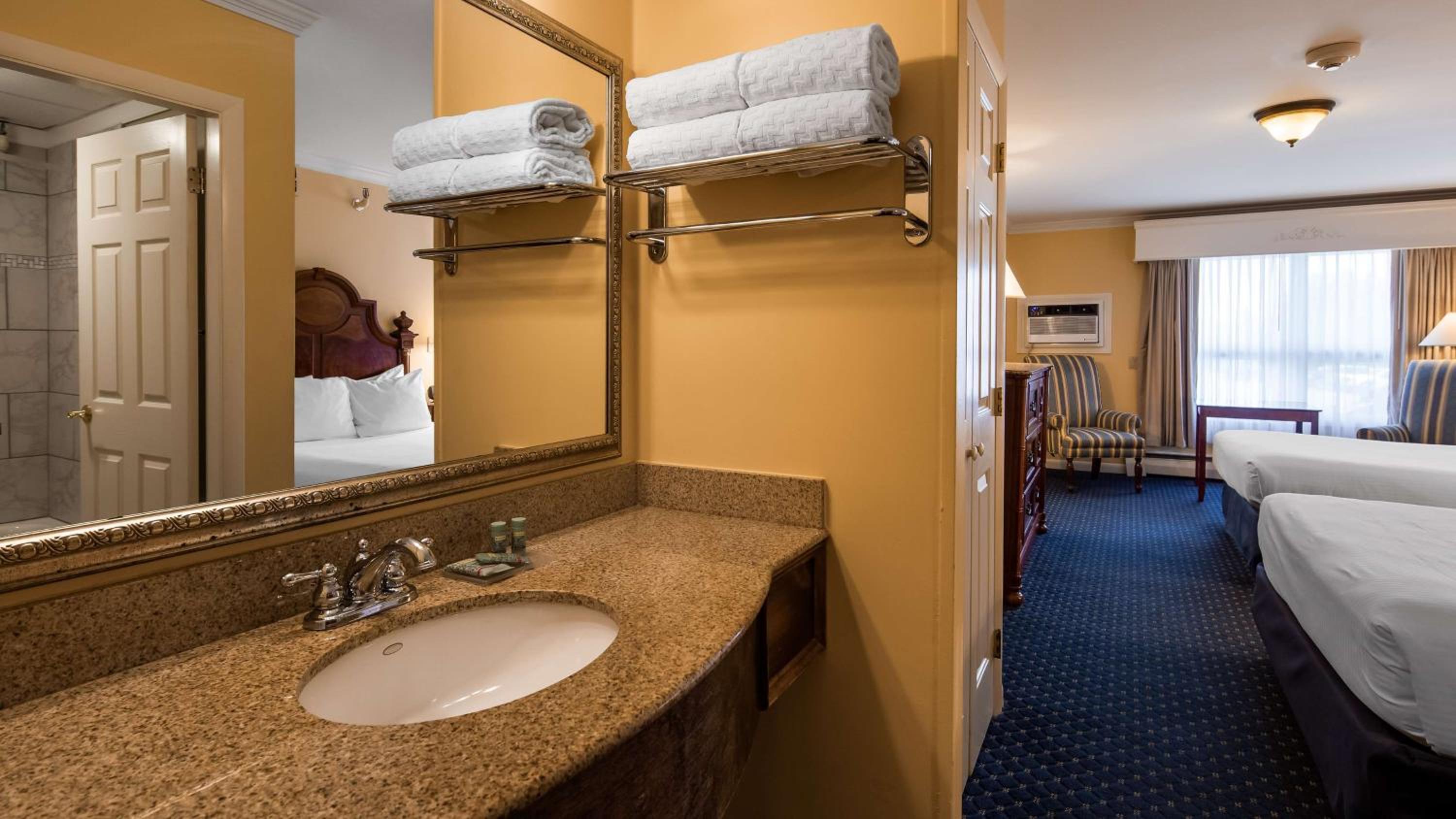 King Room with Fireplace - Pet Friendly/Third Floor/Non-Smoking - Photo 4