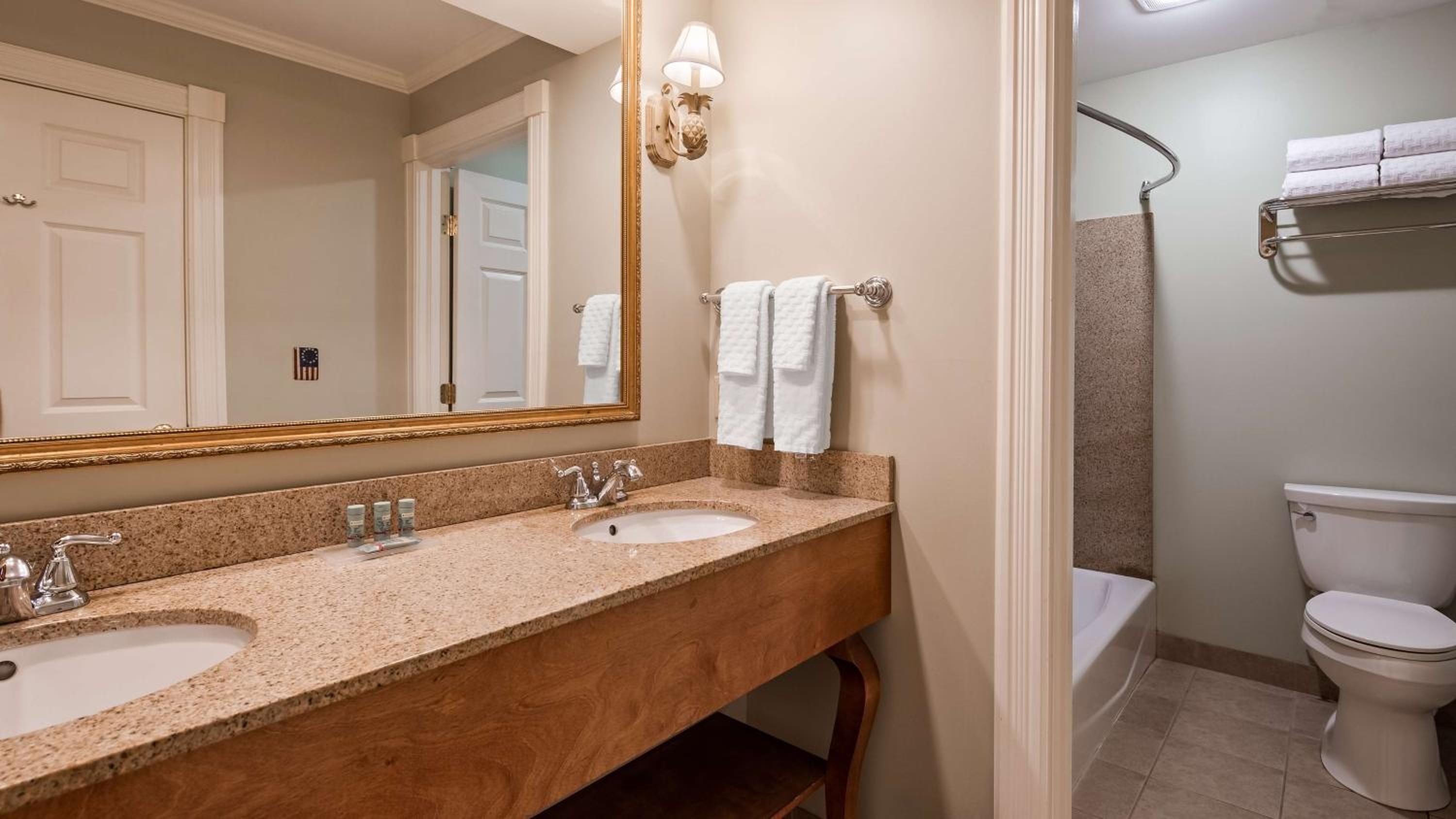 Executive King Suite with Fireplace - Non-Smoking - Photo 3