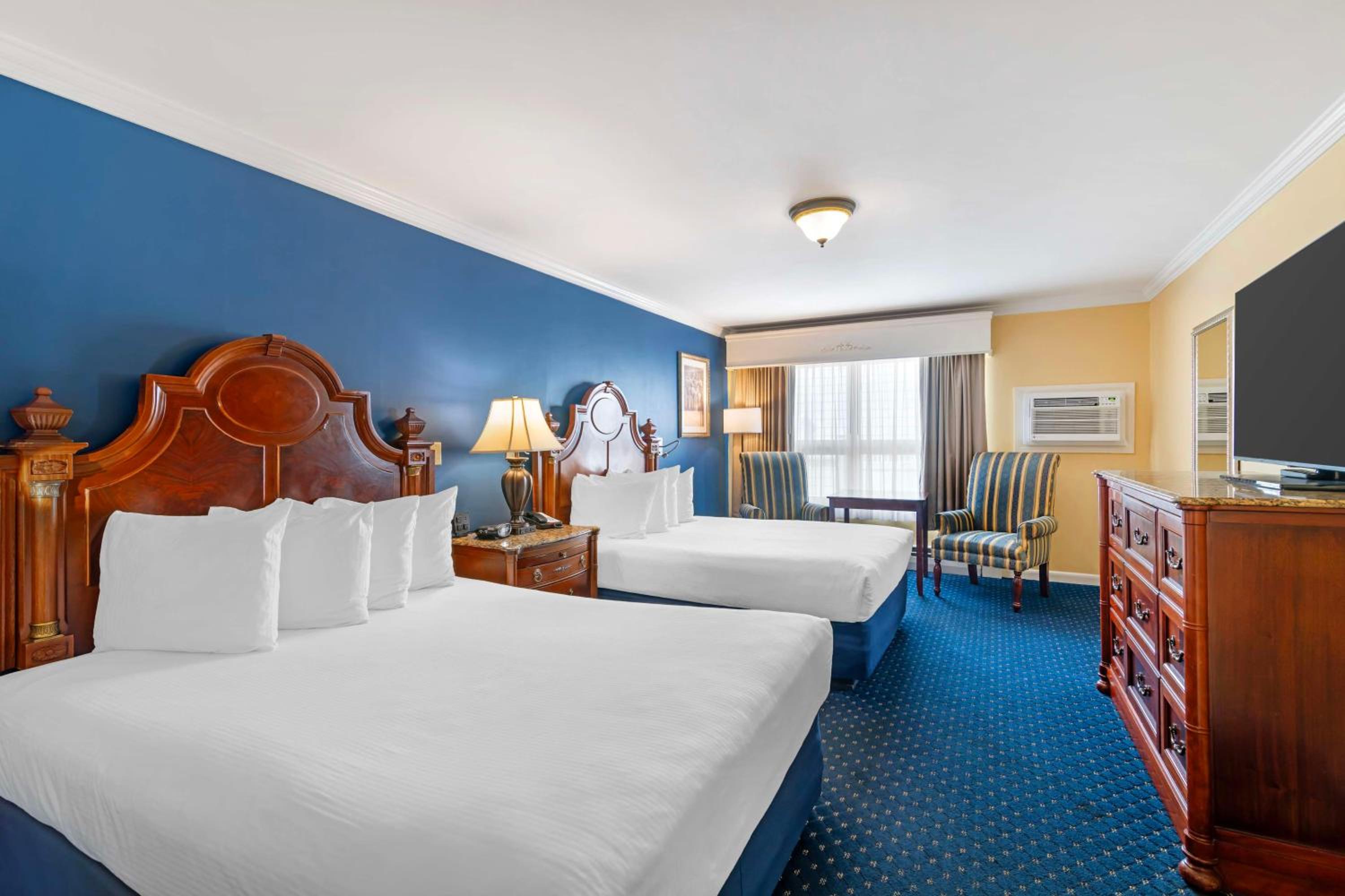 Queen Room with Two Queen Beds and Skylight Window - Pet Friendly/Third Floor/Non-Smoking - Photo 4