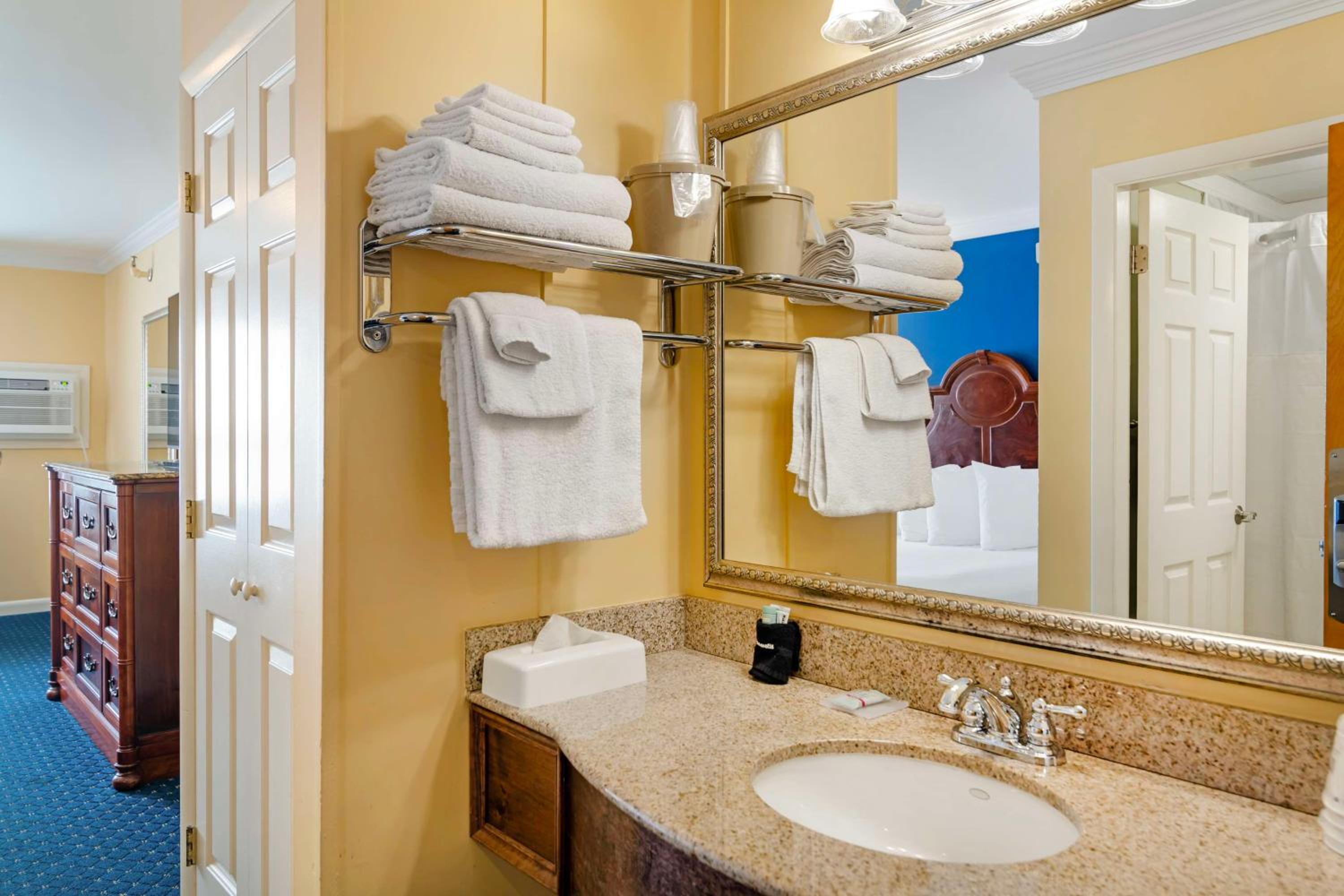 Queen Room with Two Queen Beds and Skylight Window - Pet Friendly/Third Floor/Non-Smoking - Photo 6