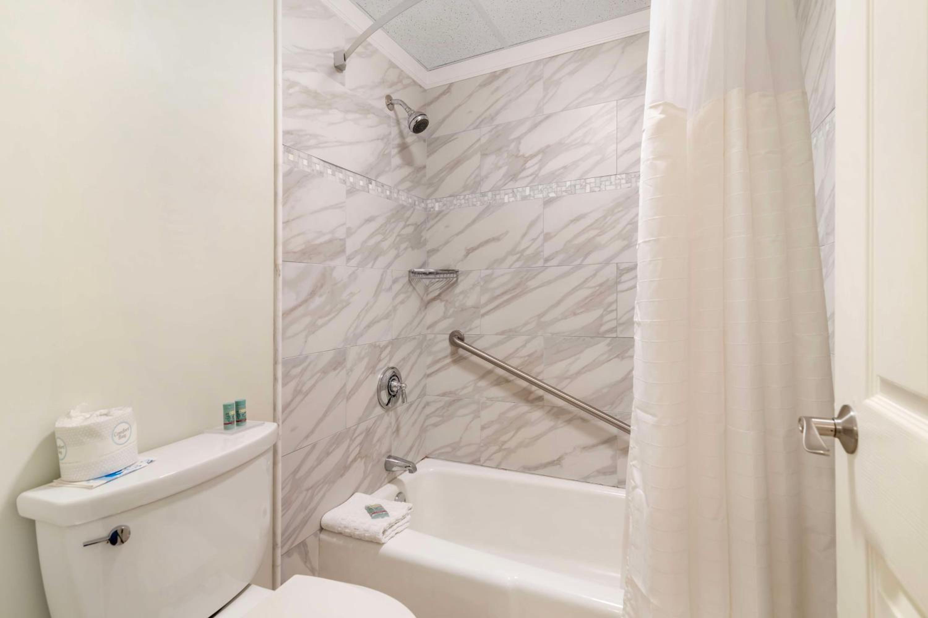 Queen Room with Two Queen Beds and Skylight Window - Pet Friendly/Third Floor/Non-Smoking - Photo 5