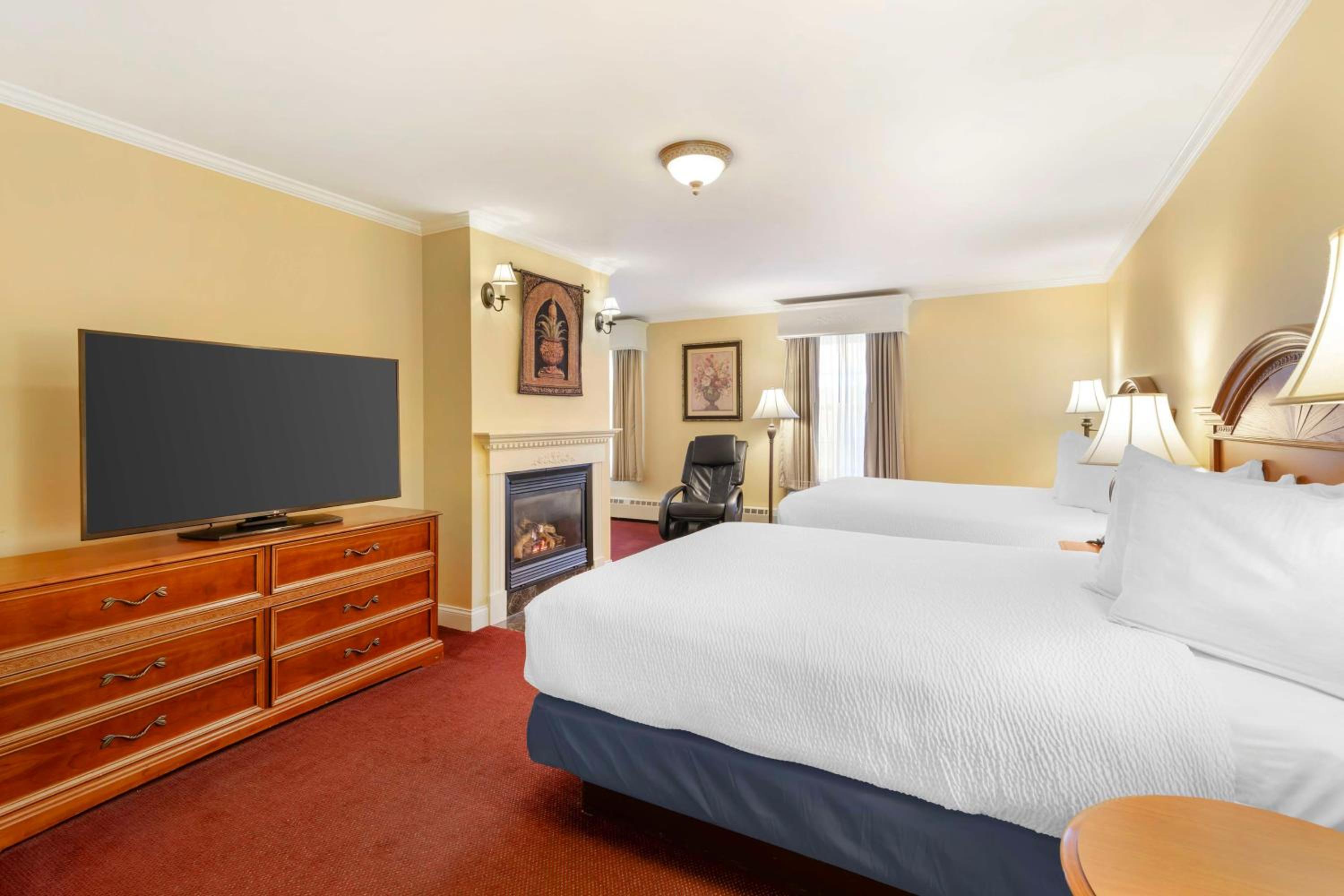 Queen Room with Two Queen Beds, Fireplace and Skylight Window - Pet Friendly/Third Floor/Non-Smoking - Photo 11