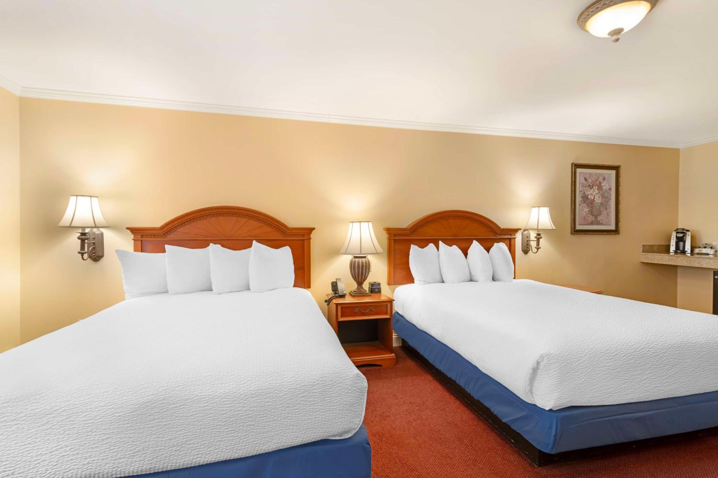 Queen Room with Two Queen Beds, Fireplace and Skylight Window - Pet Friendly/Third Floor/Non-Smoking - Photo 1