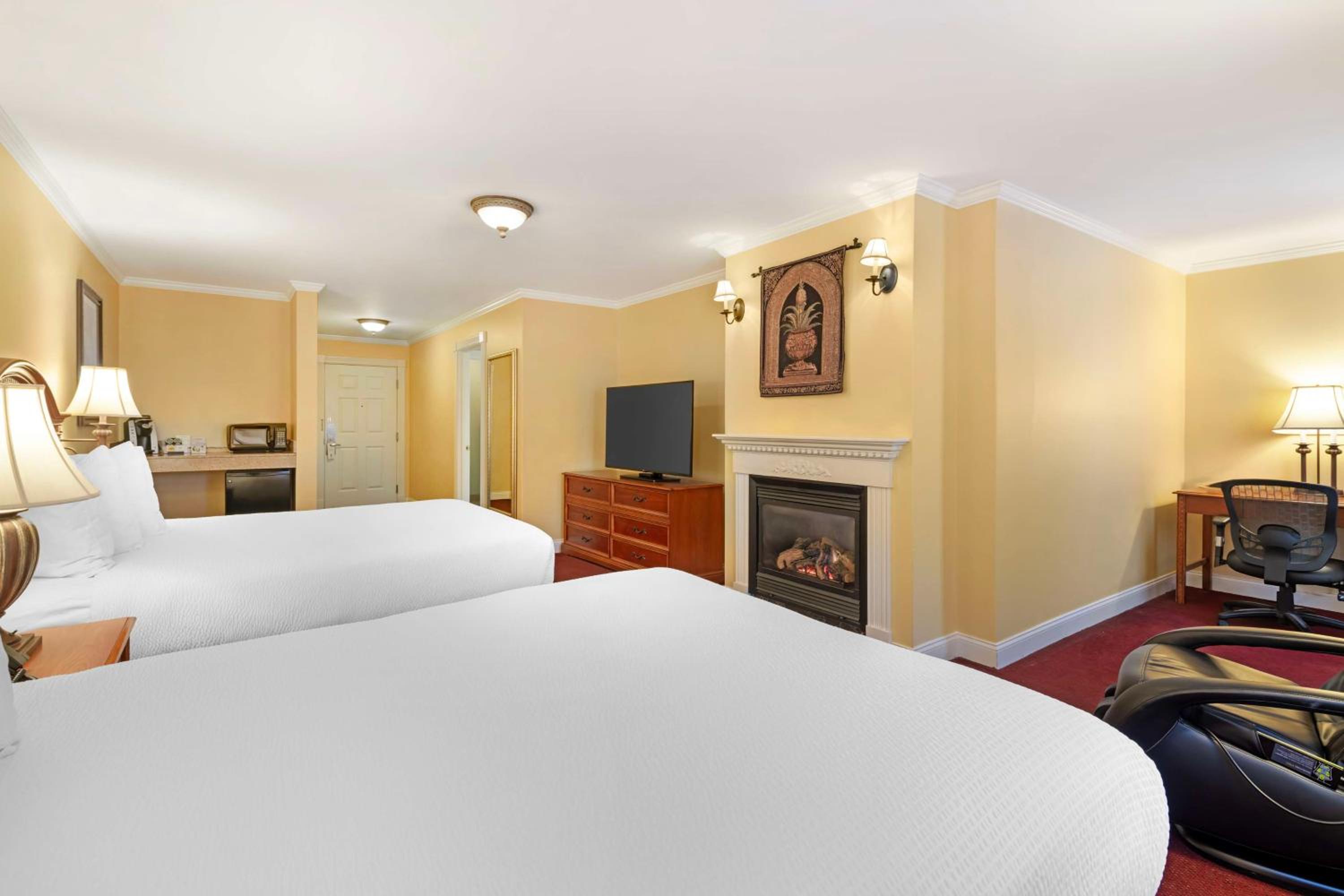Queen Room with Two Queen Beds, Fireplace and Skylight Window - Pet Friendly/Third Floor/Non-Smoking - Photo 2