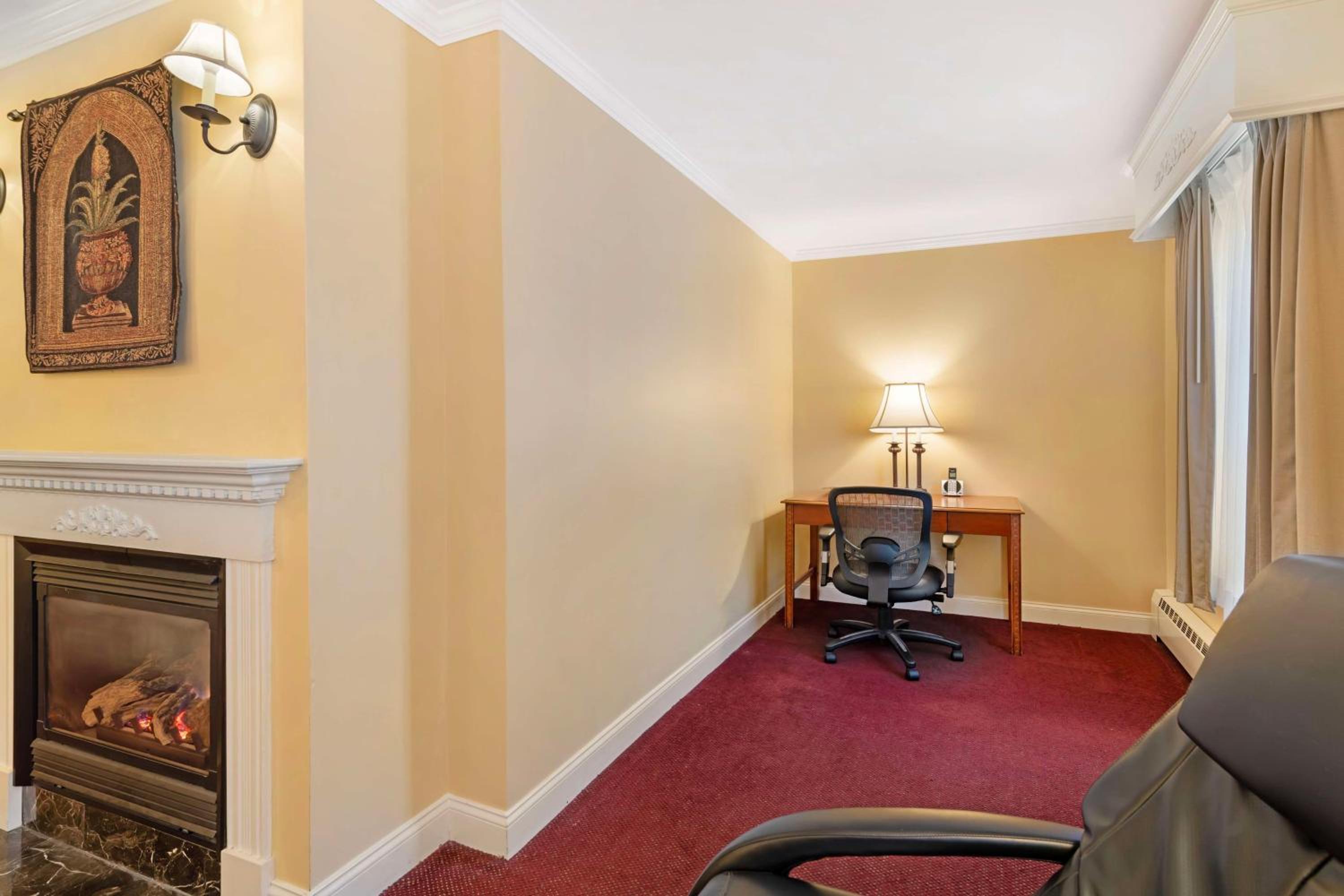 Queen Room with Two Queen Beds, Fireplace and Skylight Window - Pet Friendly/Third Floor/Non-Smoking - Photo 10