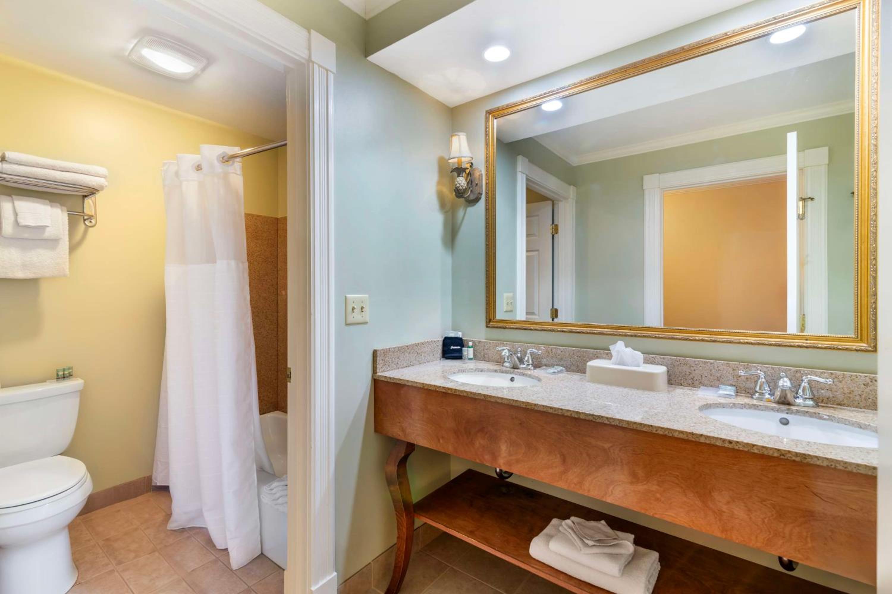 Queen Room with Two Queen Beds, Fireplace and Skylight Window - Pet Friendly/Third Floor/Non-Smoking - Photo 12