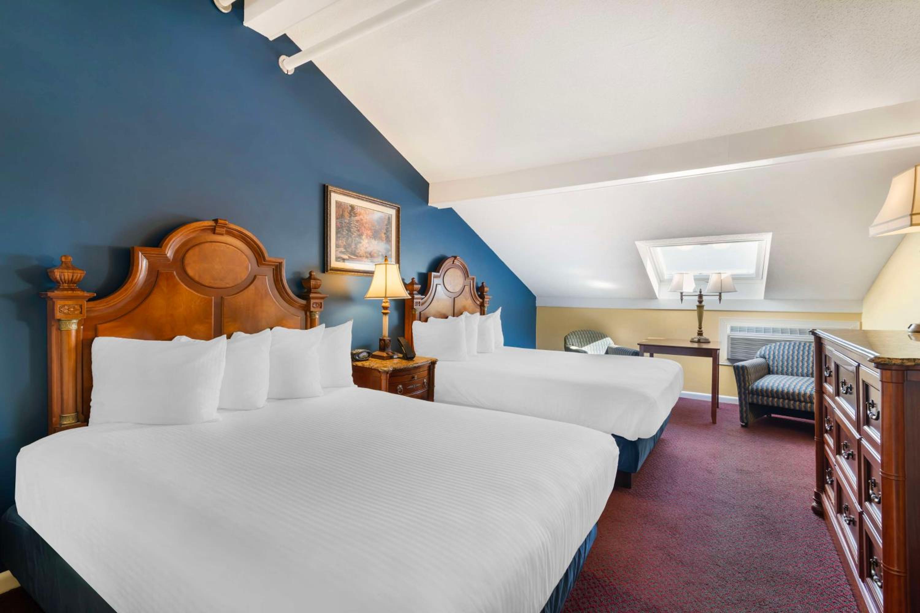 Executive Queen Suite with Two Queen Beds and Fireplace - Non-Smoking - Photo 11