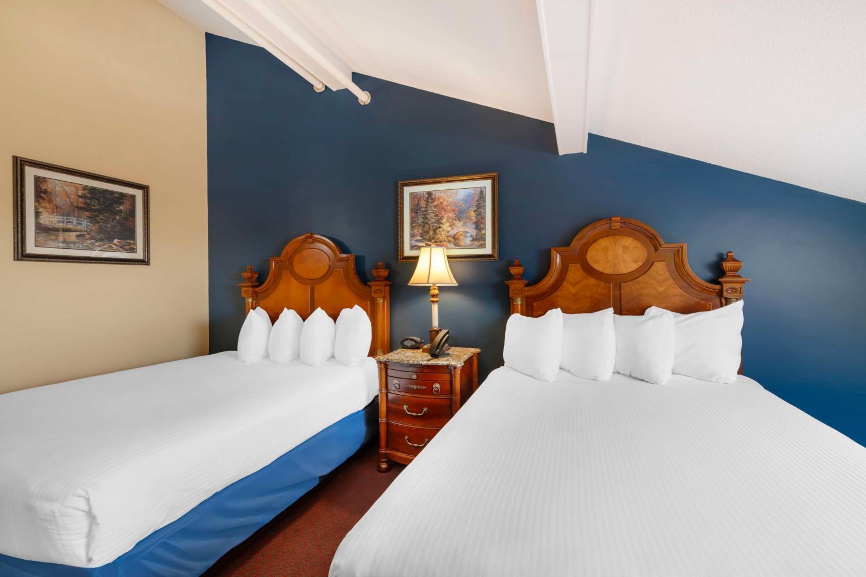 Executive Queen Suite with Two Queen Beds and Fireplace - Non-Smoking - Photo 1