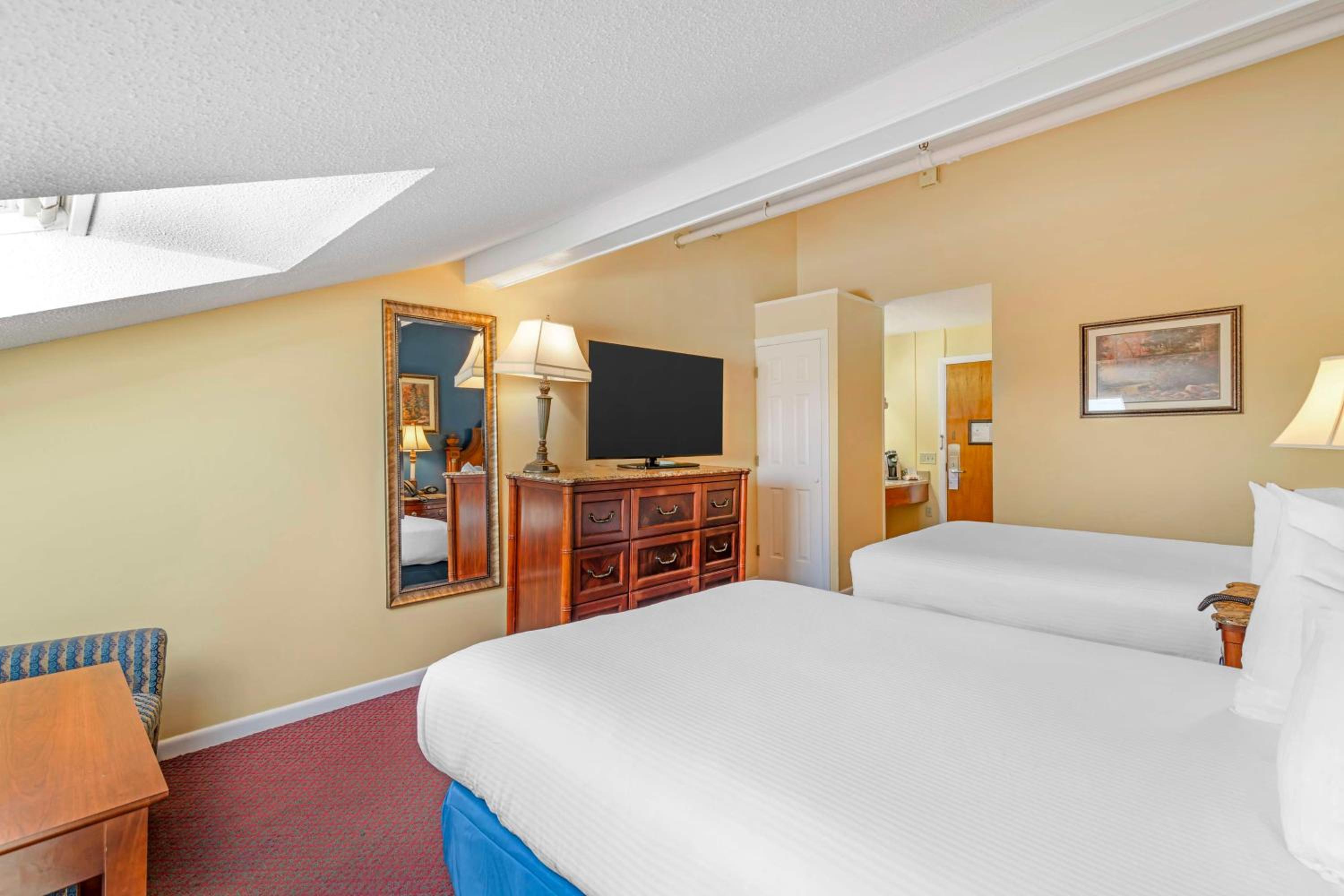 Executive Queen Suite with Two Queen Beds and Fireplace - Non-Smoking - Photo 12