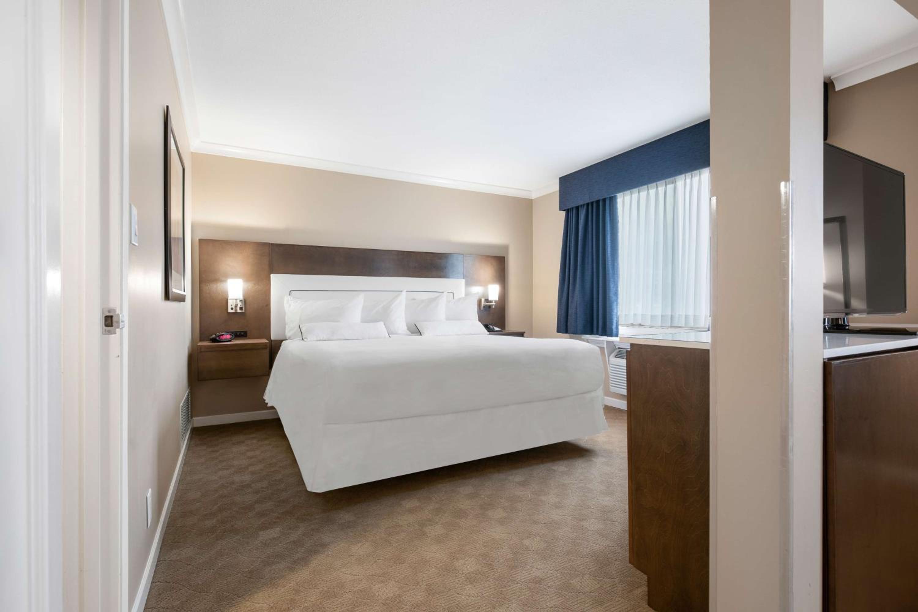 King Suite with Sofa Bed and Jacuzzi - Photo 1