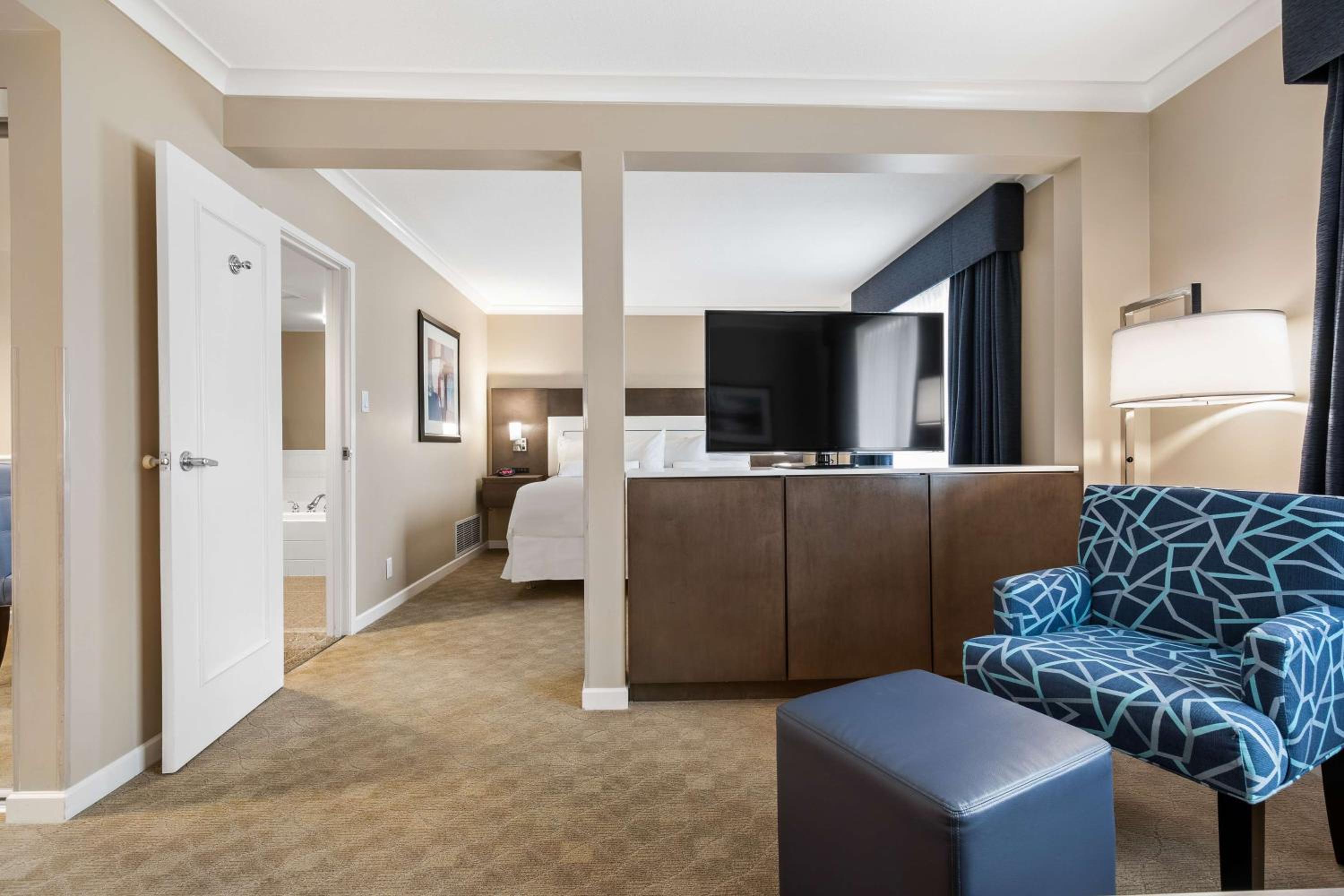 King Suite with Sofa Bed and Jacuzzi - Photo 2