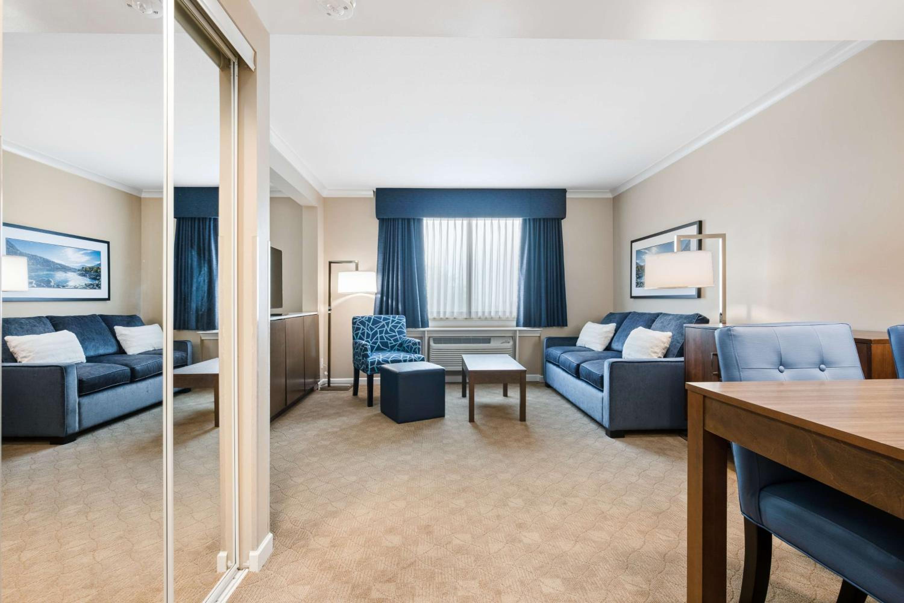 King Suite with Sofa Bed and Jacuzzi - Photo 4